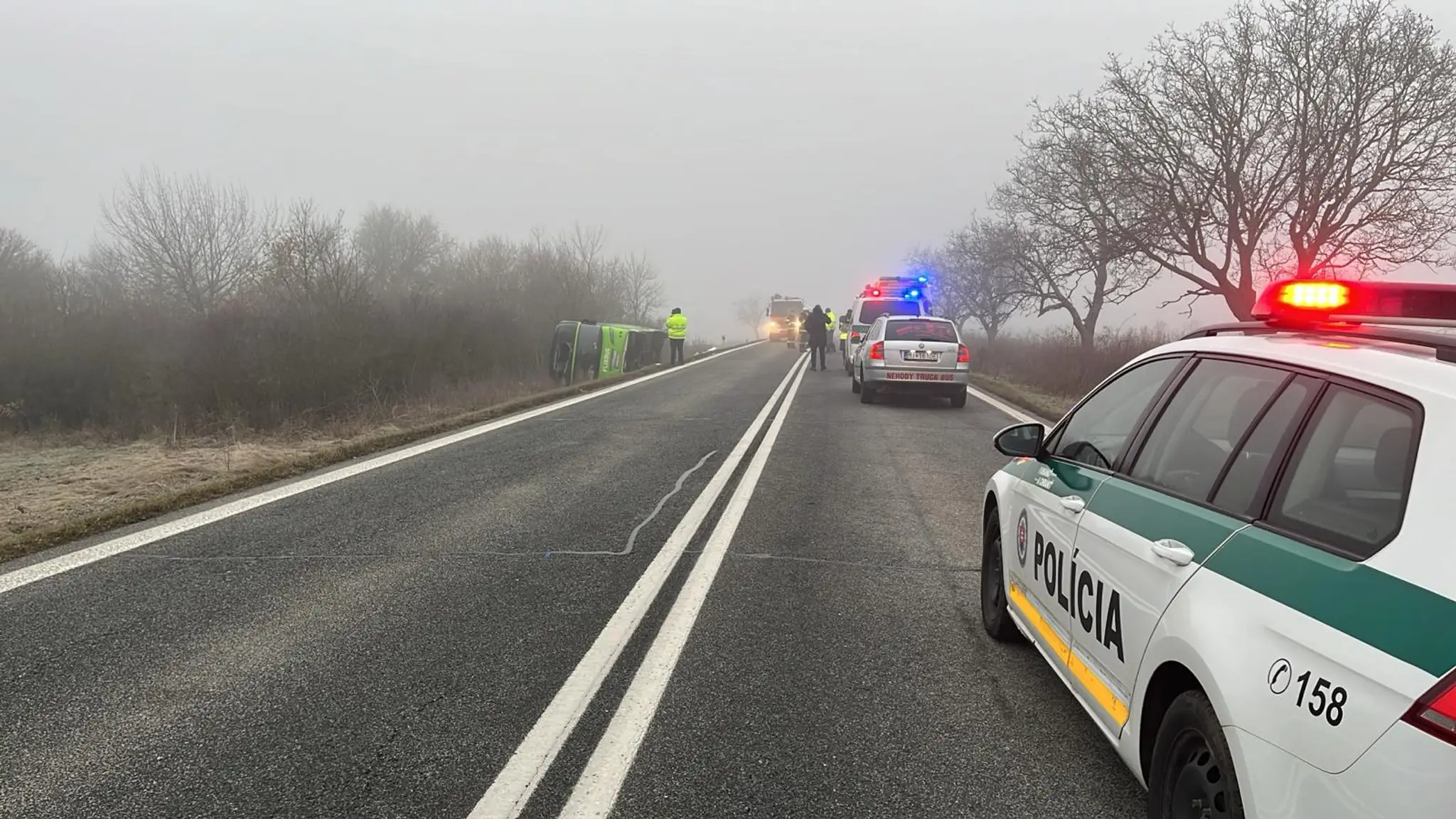 Prevrátený autobus.
