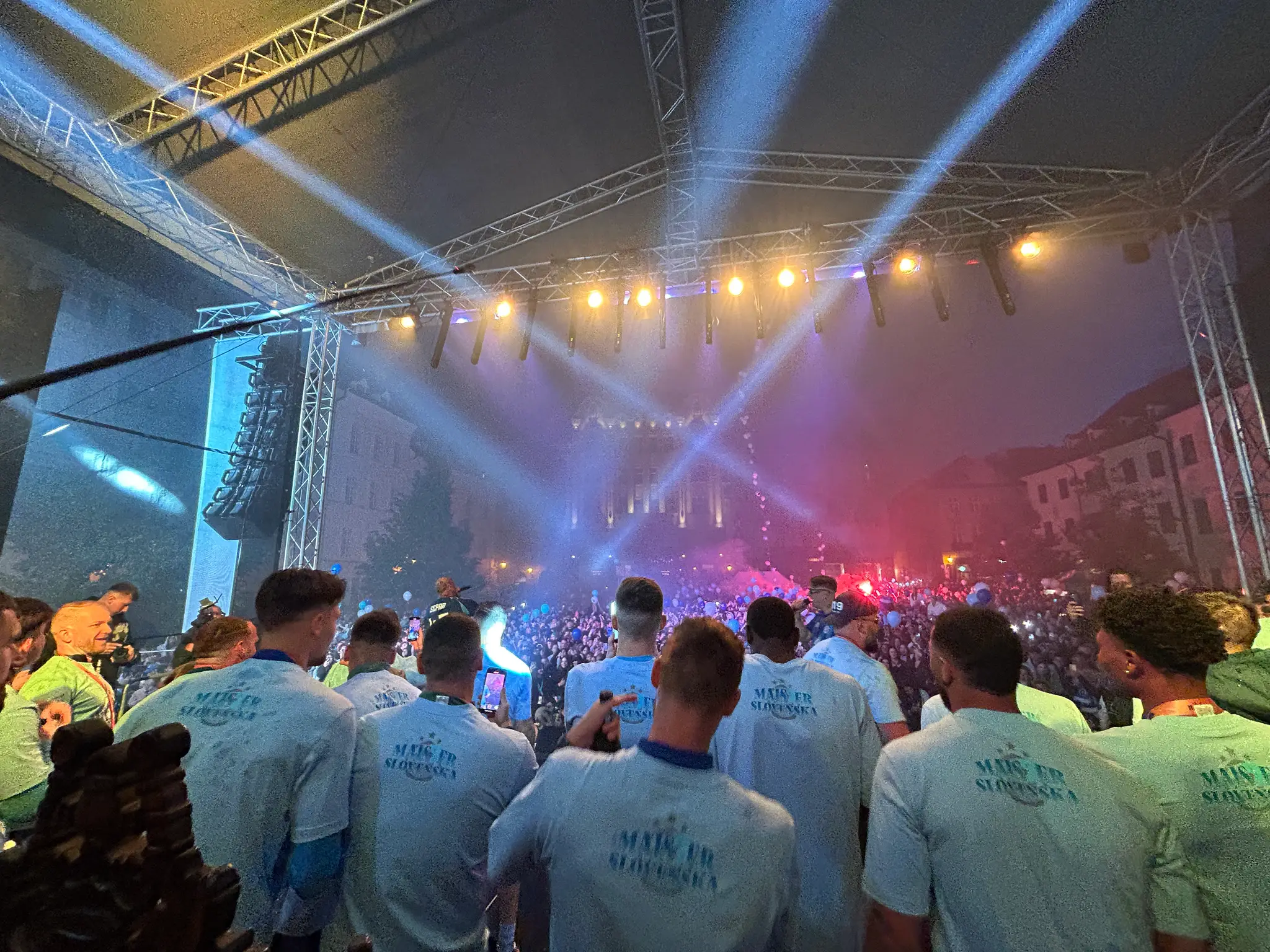 Futbalisti Slovana Bratislava oslávili majstrovský titul s fanúšikmi na námestí.