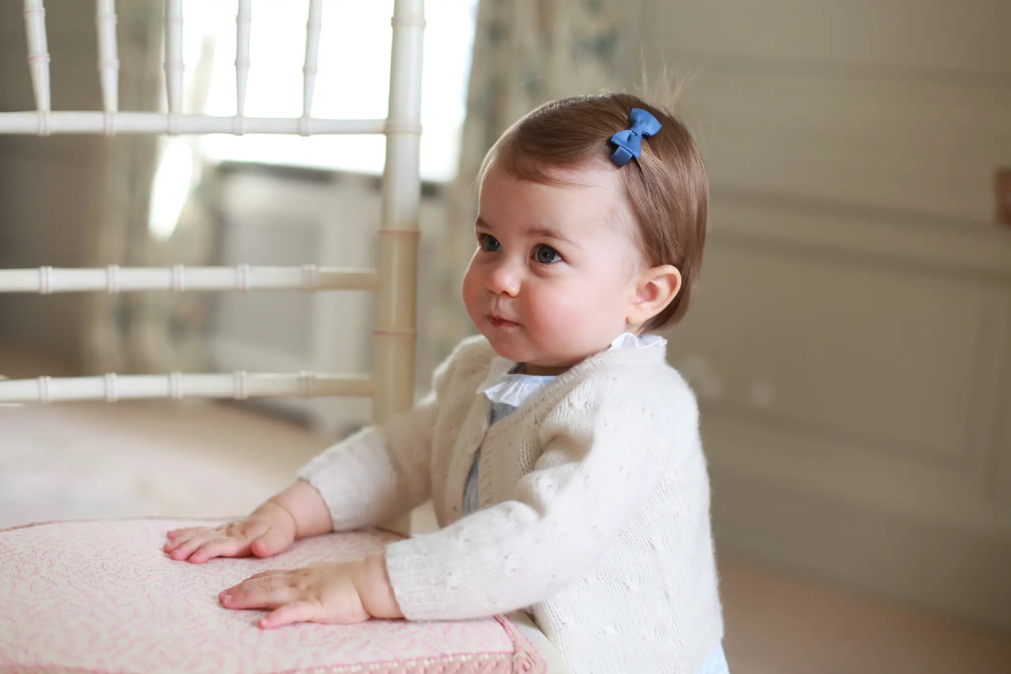 Kate, vojvodkyňa z Cambridge, drží za ruku svoju dcéru princeznú Charlotte po prílete na letisko v Berlíne 19. júla 2017.