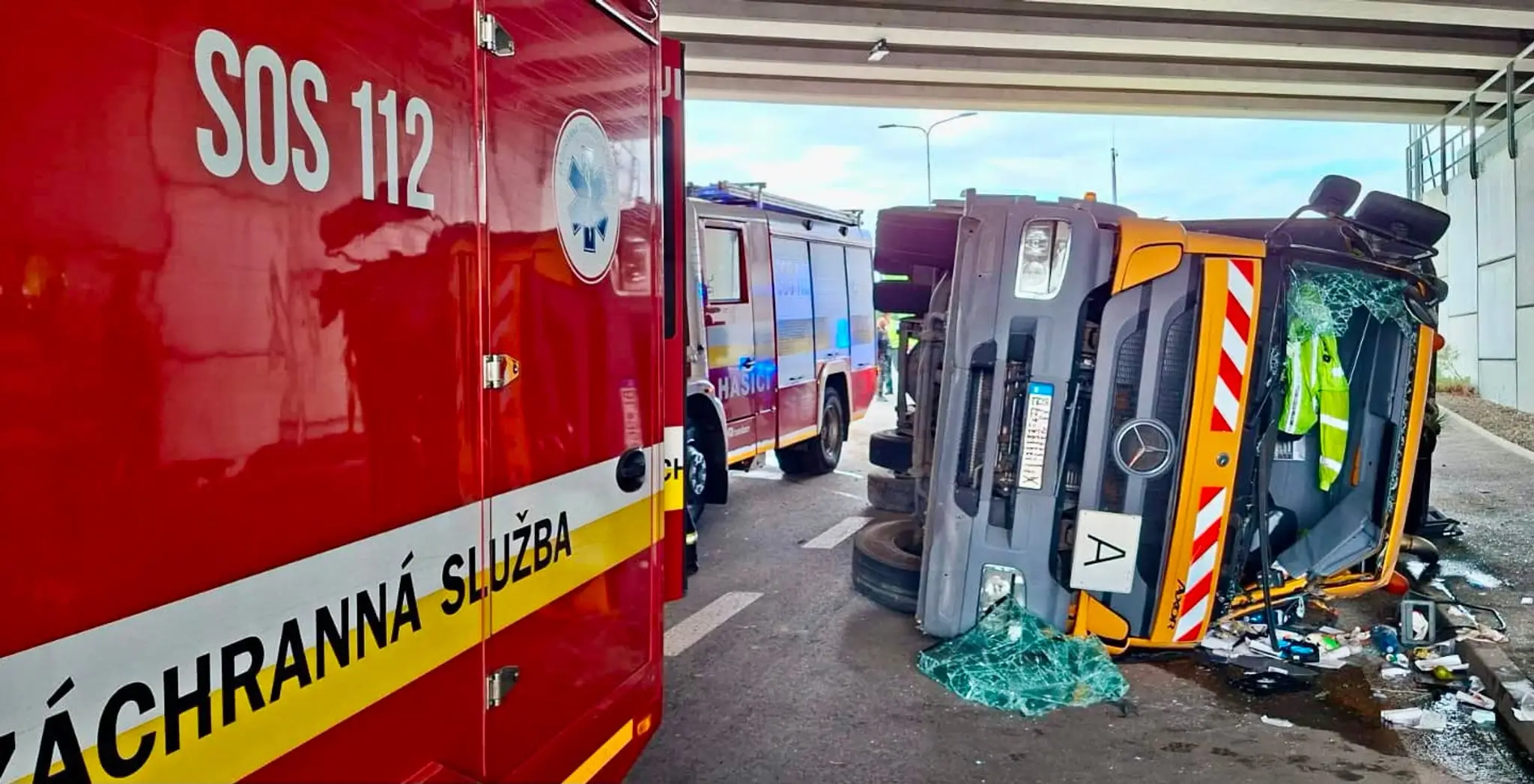 Prevrátené smetiarske auto v Bratislave.