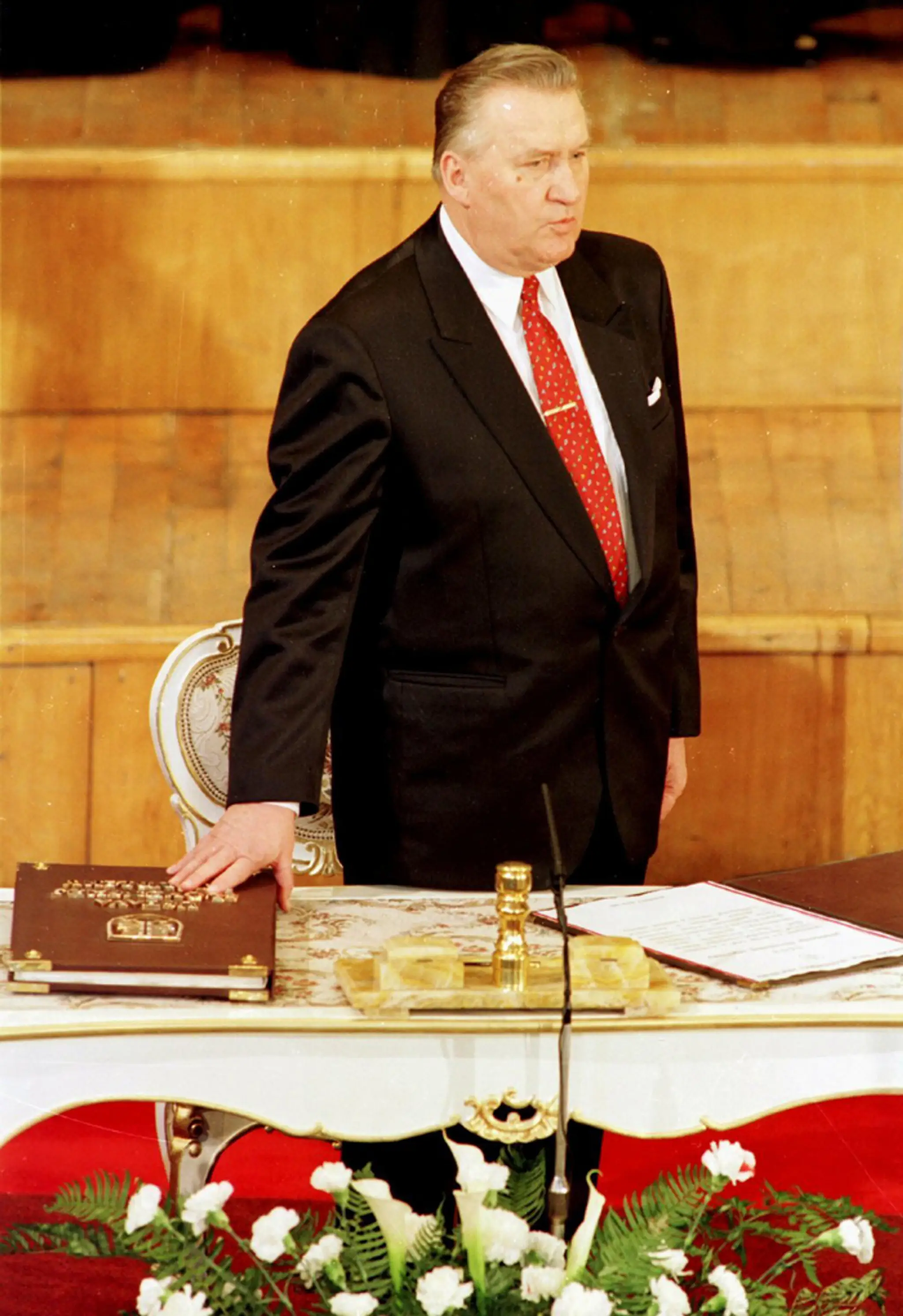 Michal Kováč skladá prezidentskú prísahu na Ústavu SR na inaugurácii 2. marca 1993.