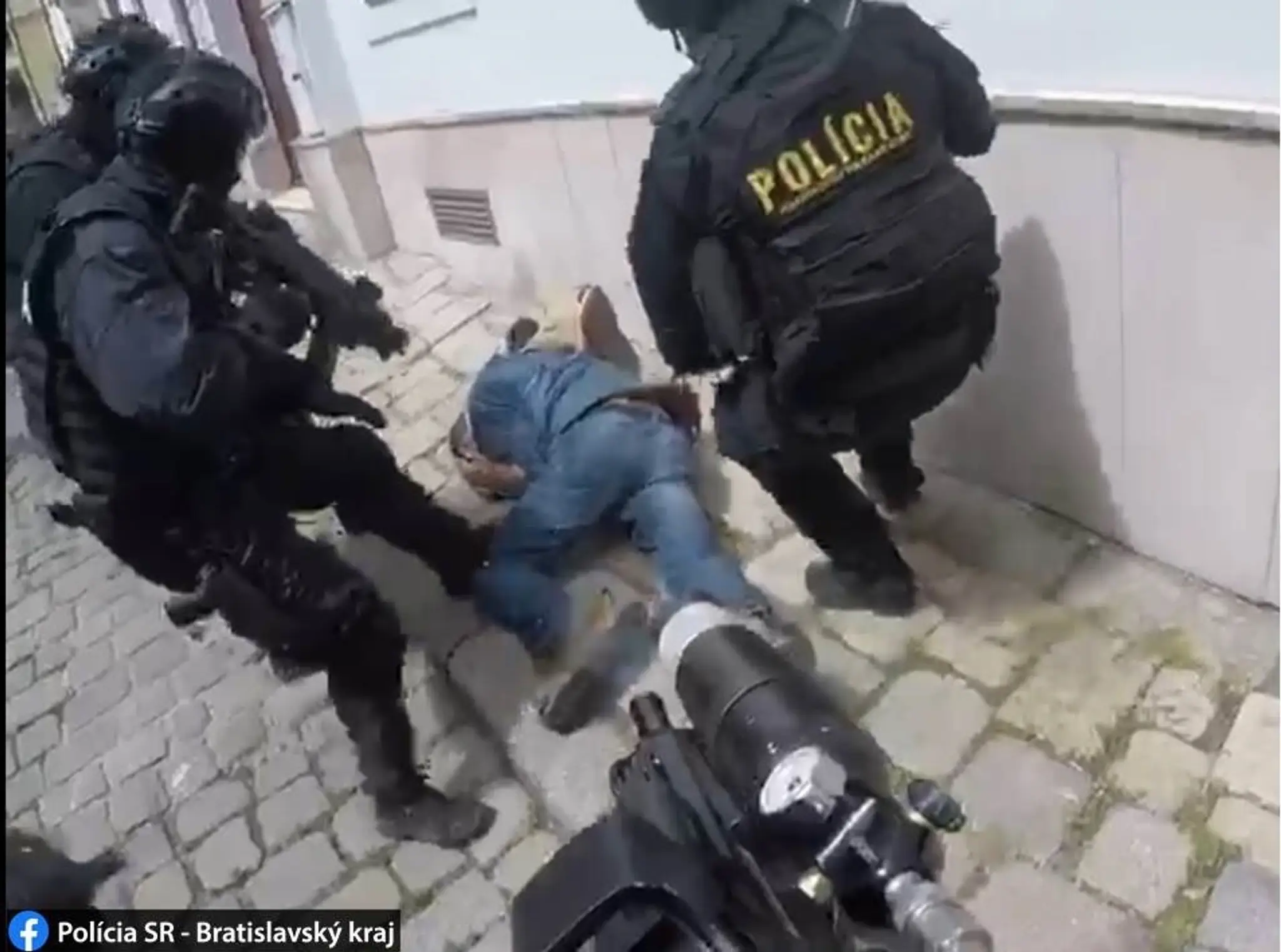 Zásah proti mužovi s nožom - záber z policajnej kamery.