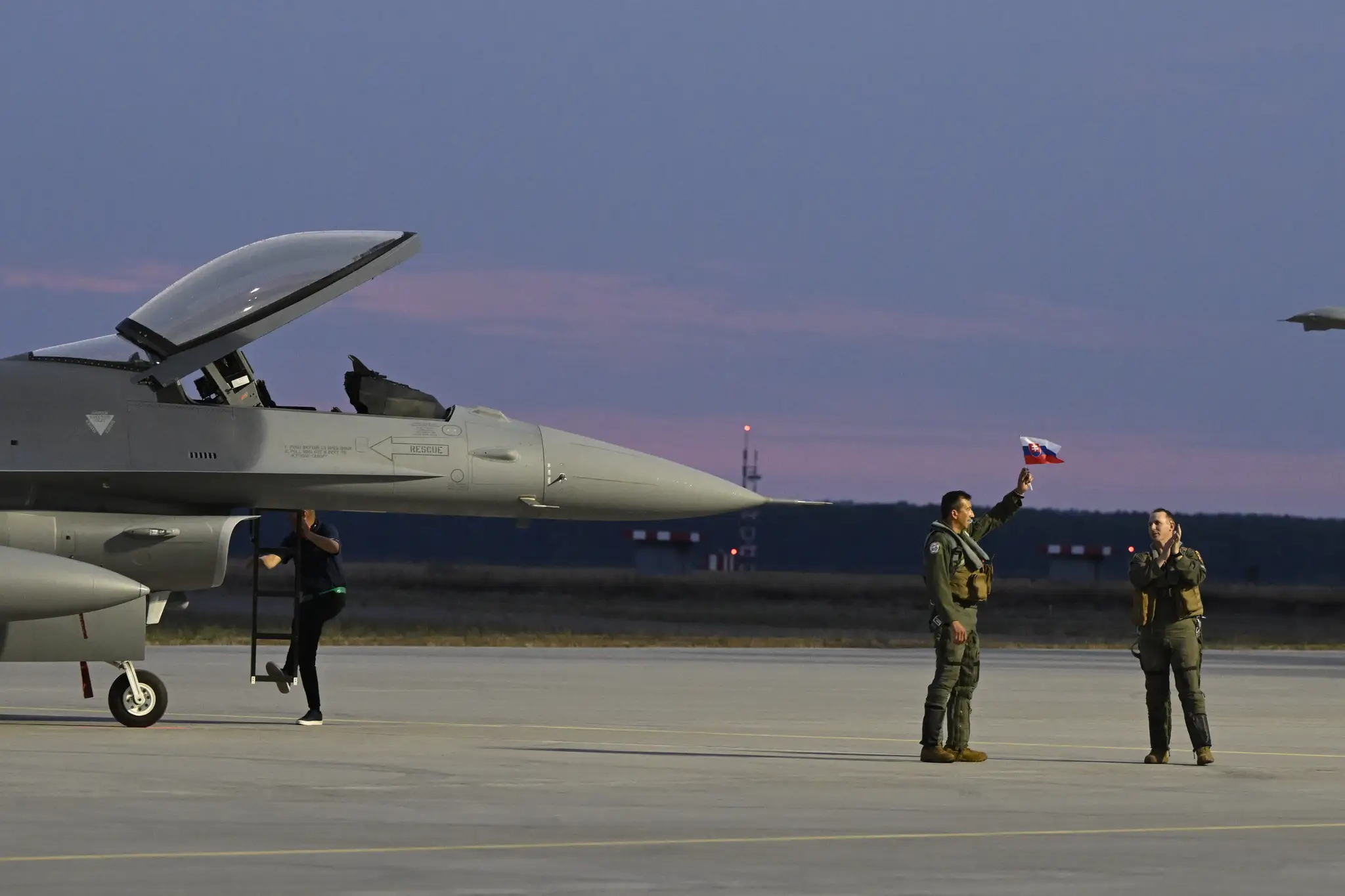 Jedna z dvoch stíhačiek F-16, ktorá pristála v priestoroch Leteckej základne Malacky-Kuchyňa.