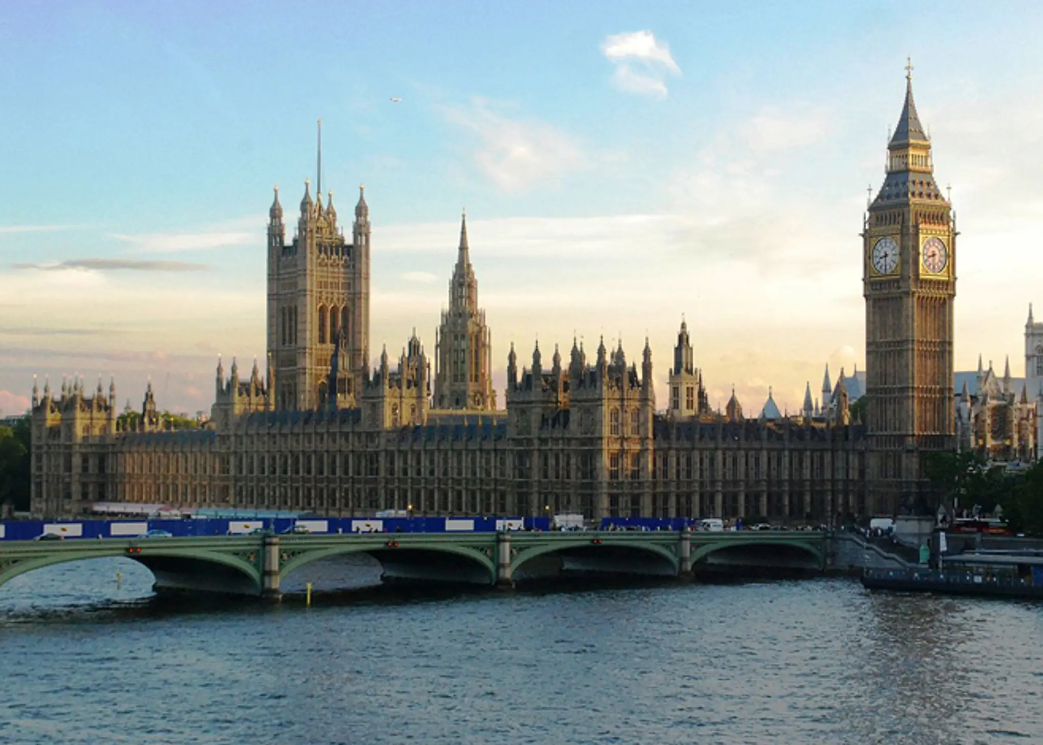 Britský parlament.