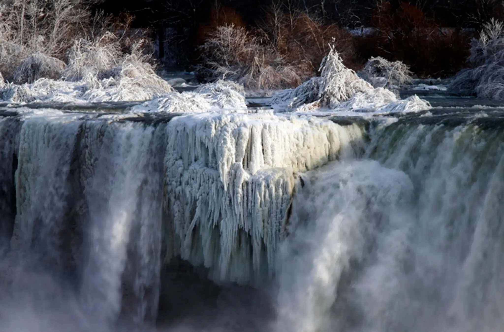 Zamrznuté Niagarské vodopády.