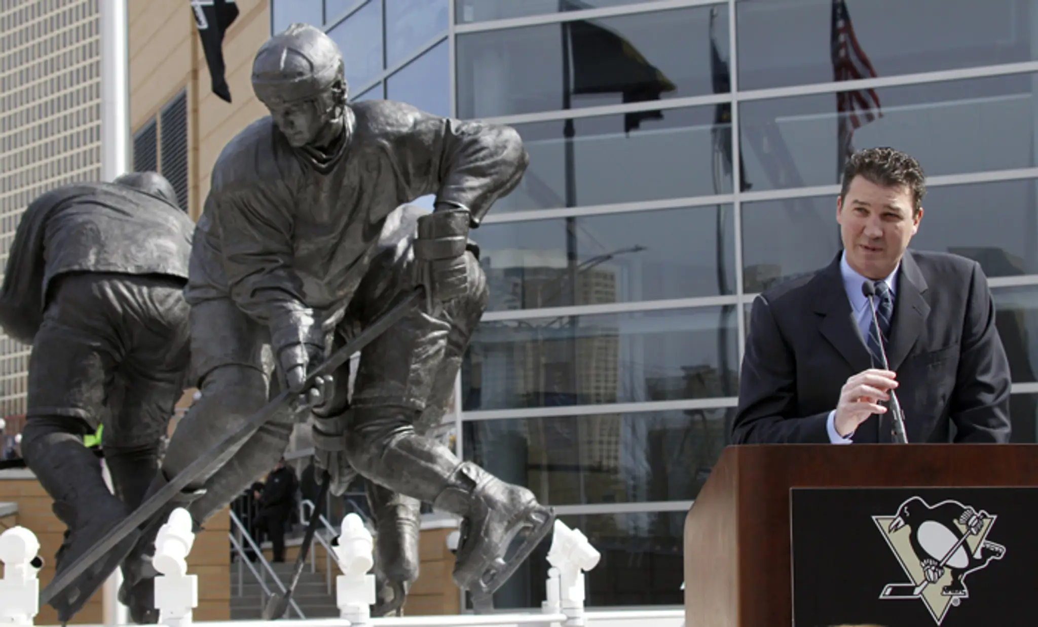 Mario Lemieux reční pred davom pri slávnostnom odhalení svojej sochy pred sídlom klubu NHL Pittsburgh Penguins (7. marca 2012)