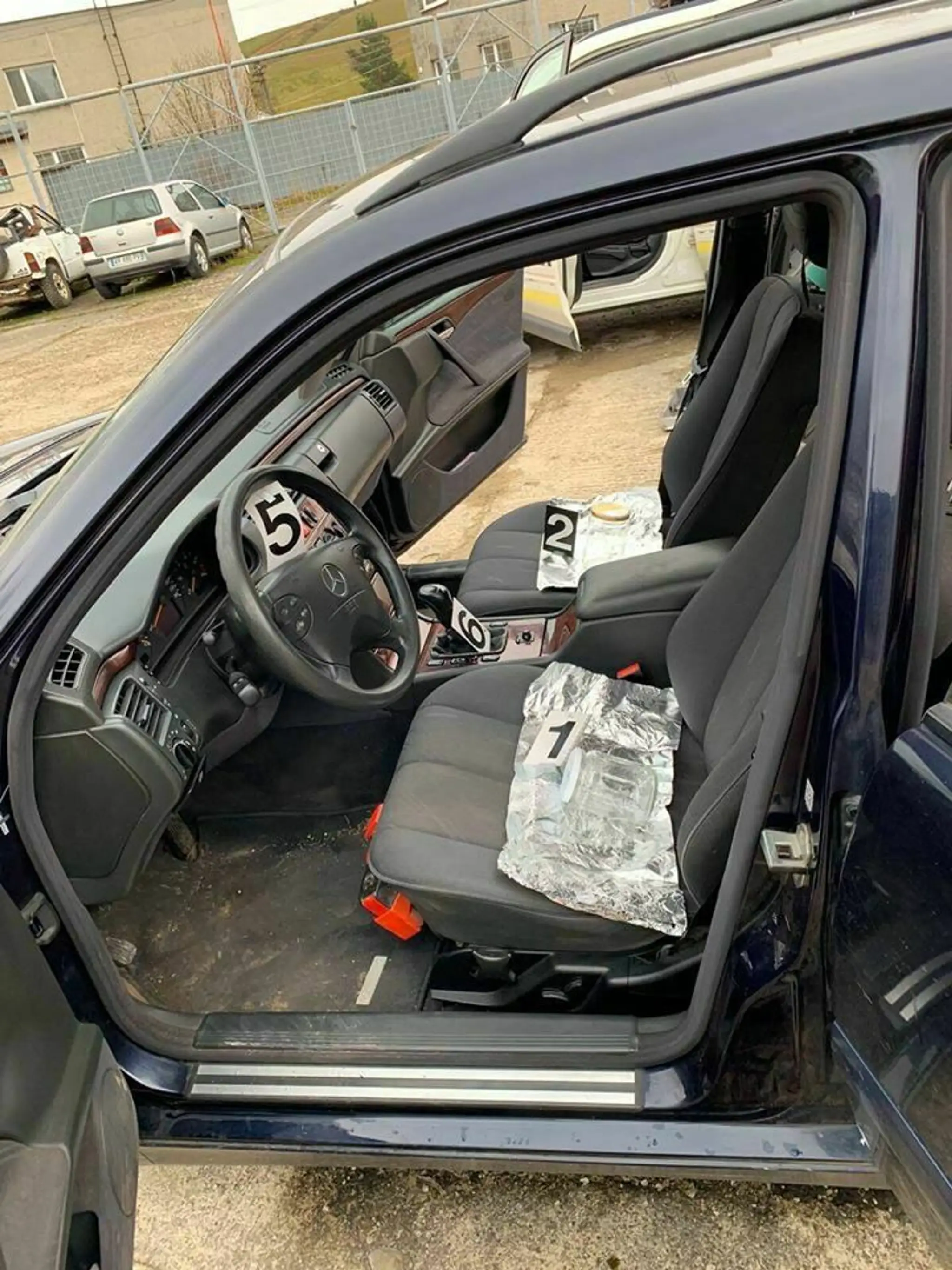 Stopy krvi v aute na dvore domu v okrese Poprad, kde zavražili muža.