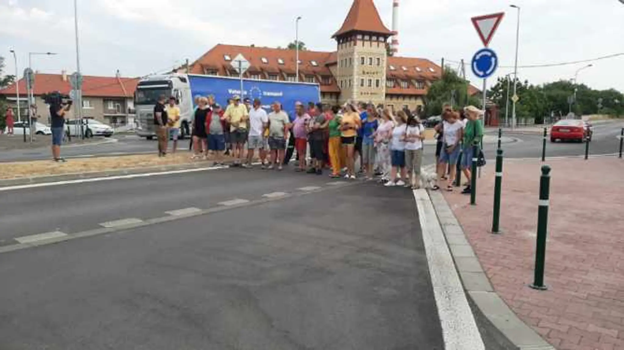 Protestujúci na hranici v Komárne.