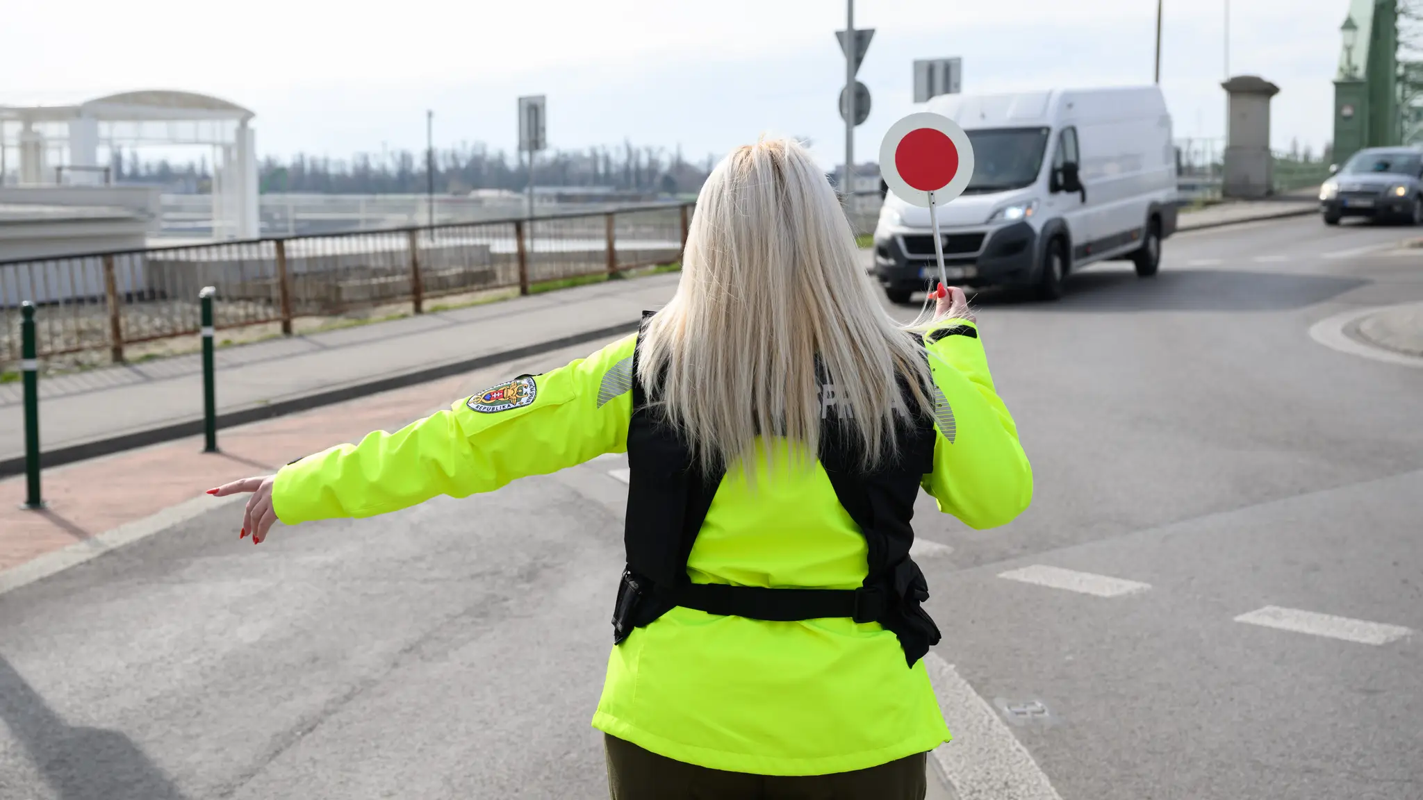 Policajti pre slintačku a krívačku zastavujú vozidlá na hraničných priechodoch