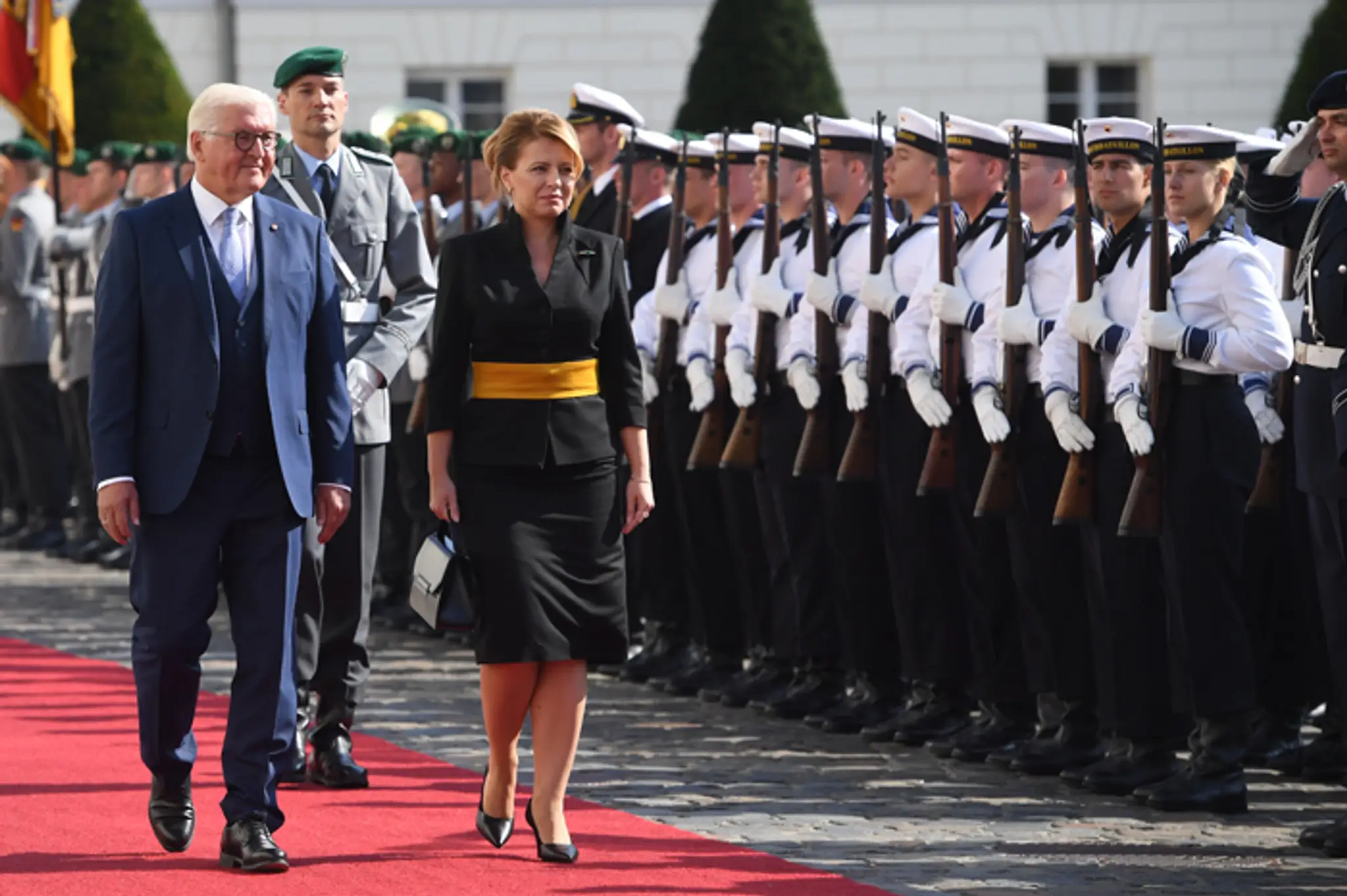 Prezidentka Zuzana Čaputová a nemecký partner Frank-Walter Steinmeier pri podpise do knihy návštev v Berlíne.