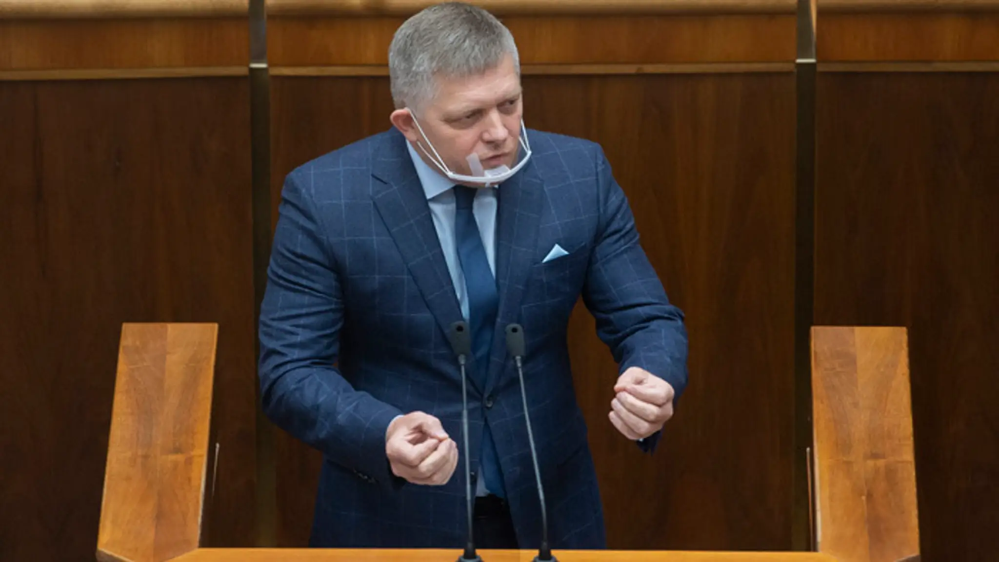 Poslanec Robert Fico (Smer-SD) odmieta nosiť respirátor.