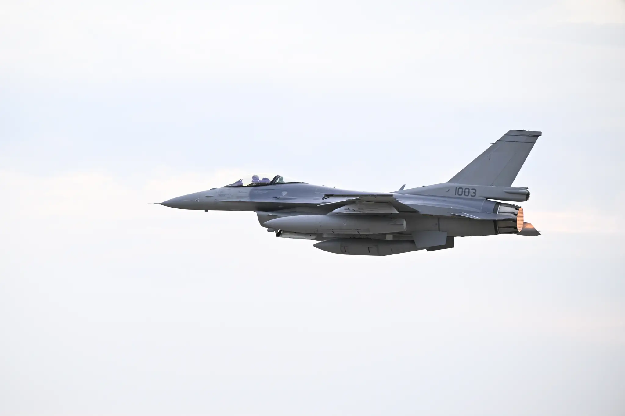 Jedna z dvoch slovenských stíhačiek F-16 americkej výroby, ktoré prileteli na Slovensko.