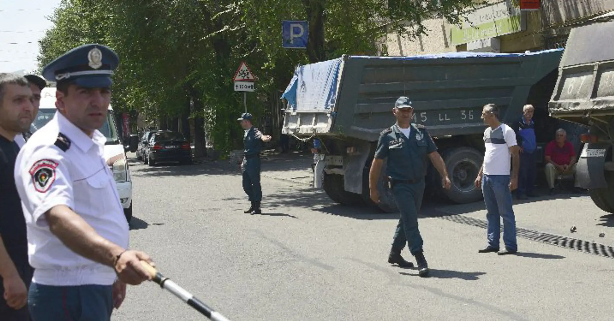 Ozbrojenci obsadili centrálnu policajnú stanicu.