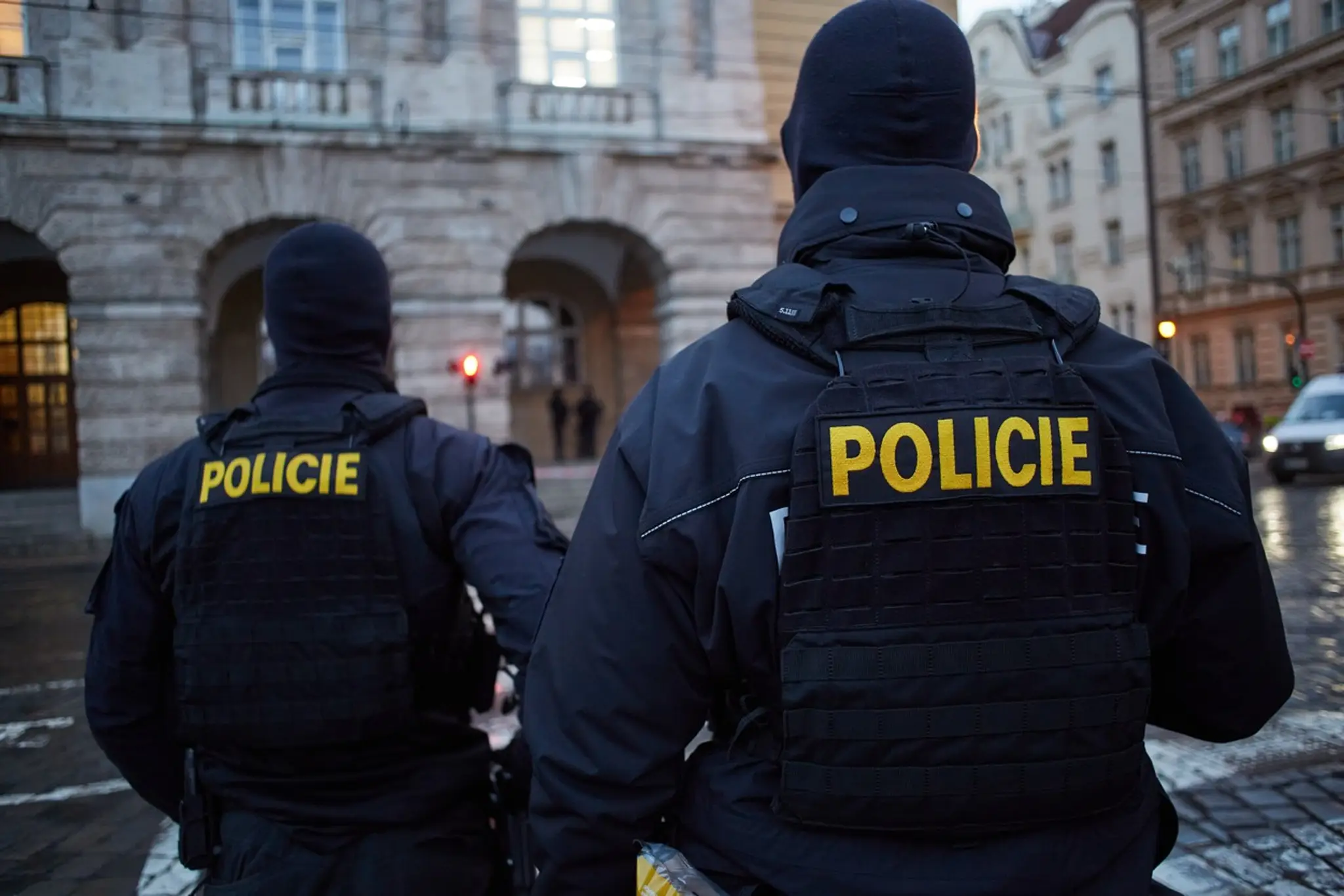Policajti po útoku v Prahe.
