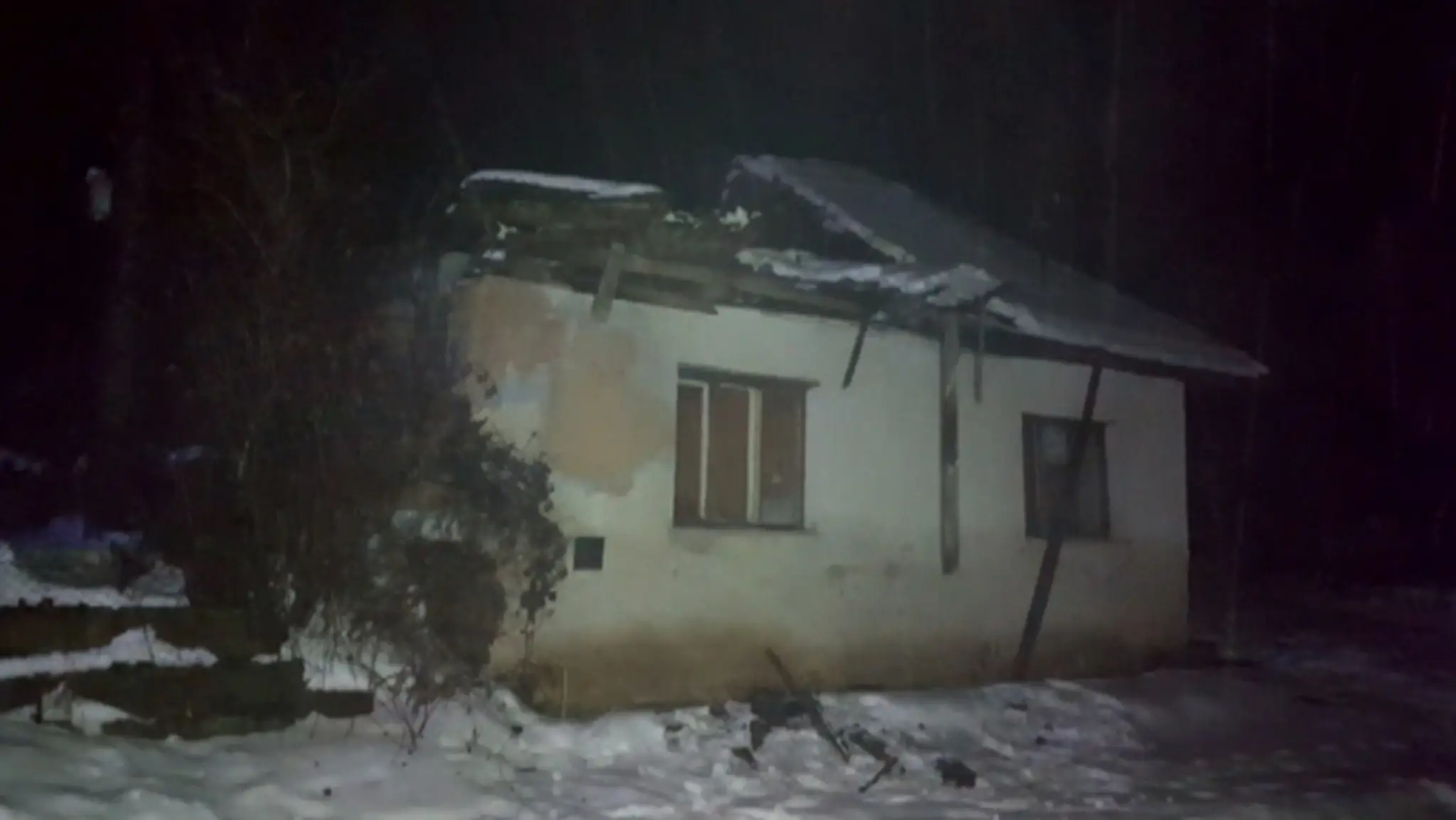 Rodina v Plešivci prišla o strechu nad hlavou, dôvodom bol ťažký sneh.