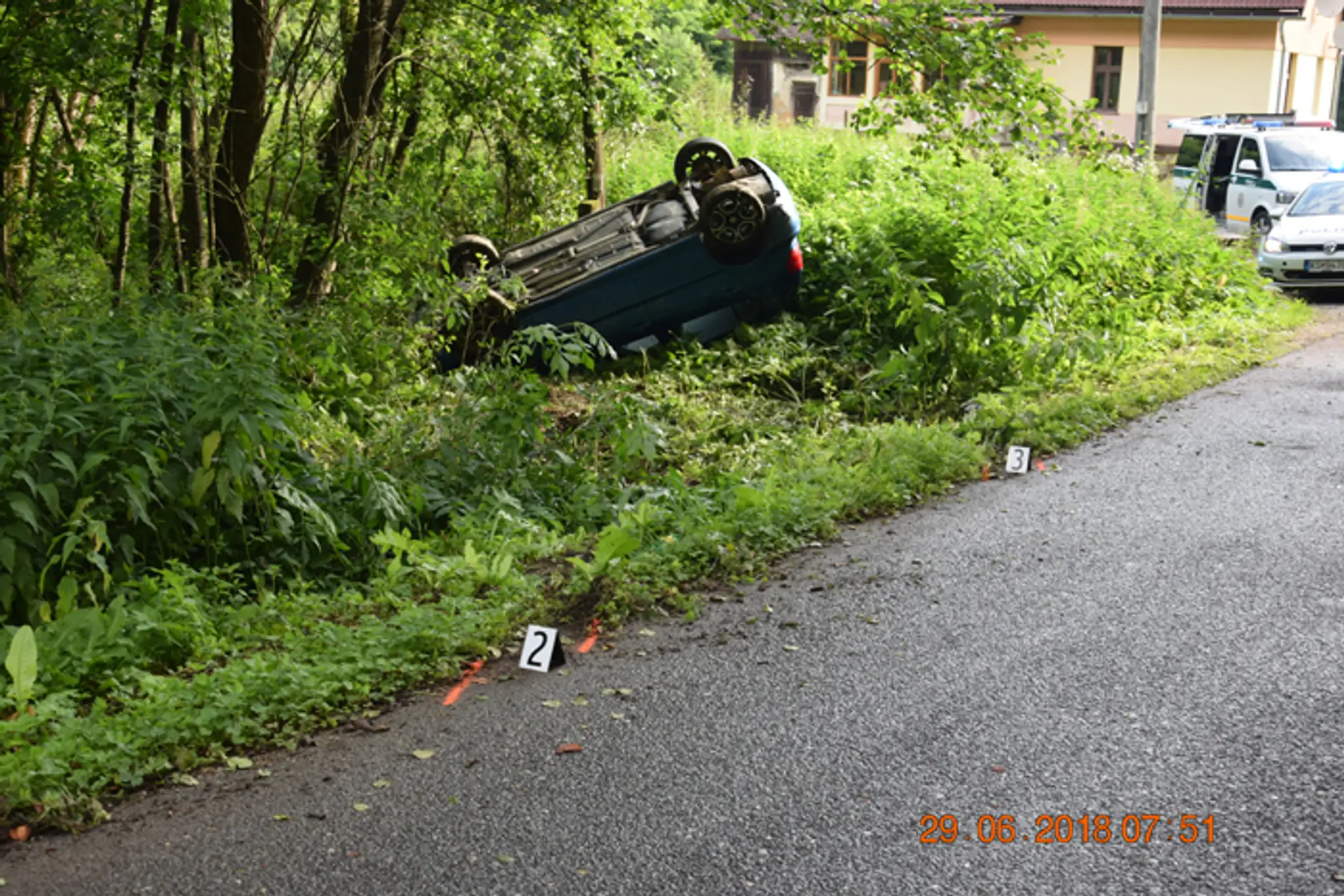 Auto opitej vodičky skončilo na streche.