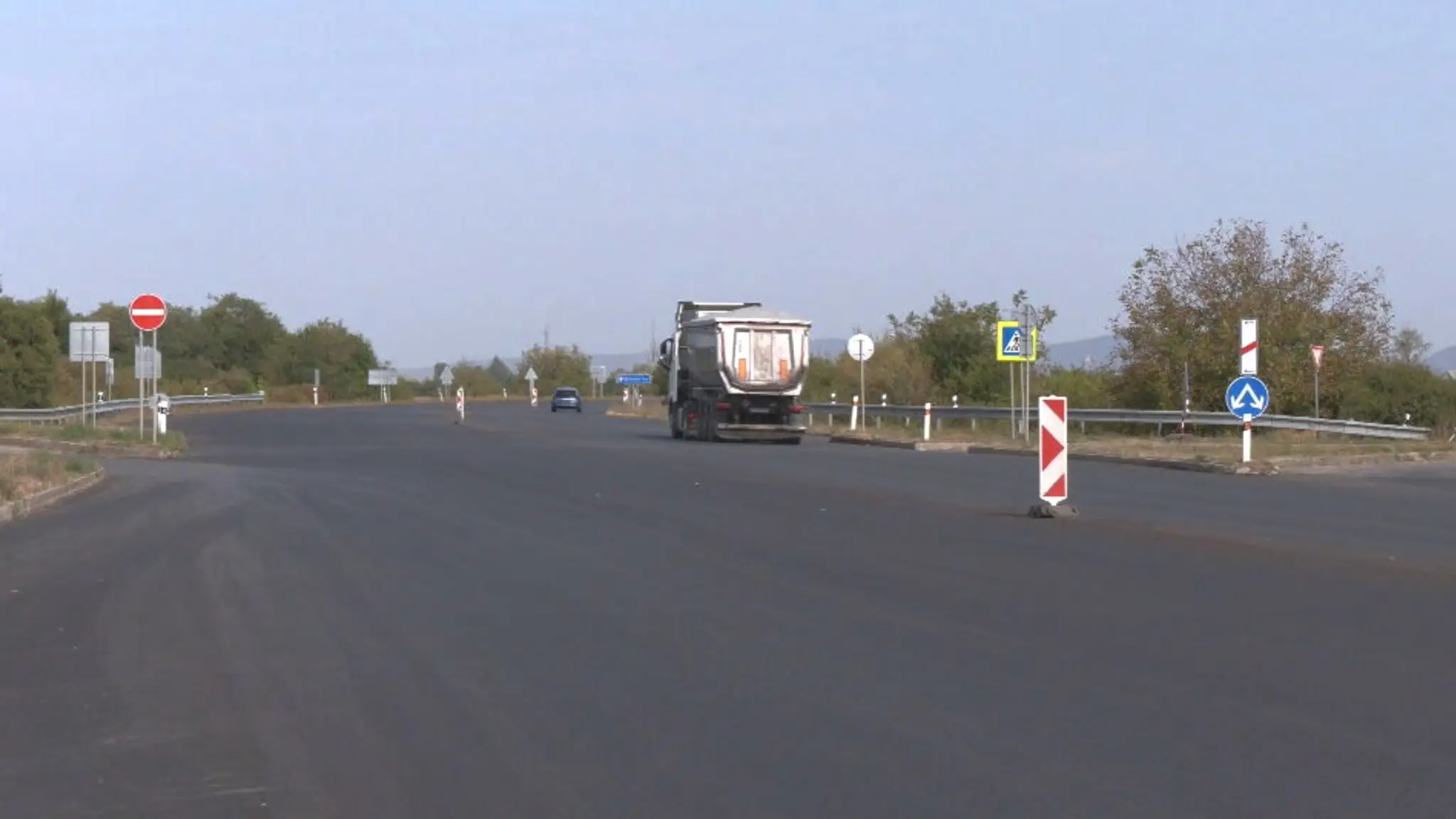 Cesta pri Michalovciach je už asi mesiac bez čiar.
