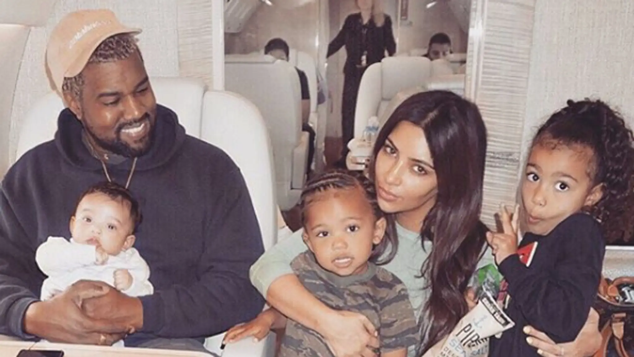 Šťastní trojnásobní rodičia.