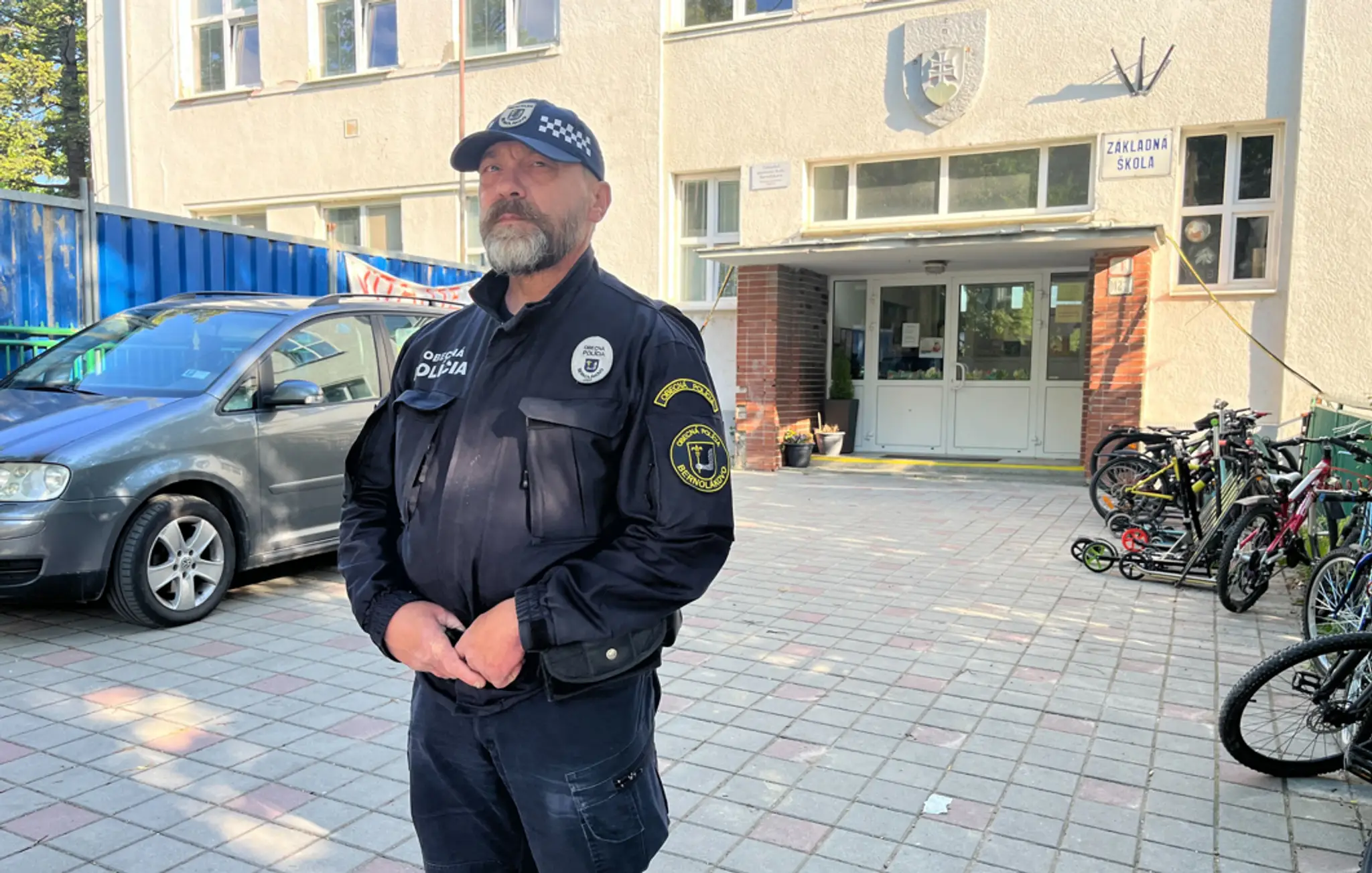 Policajt hliadkuje pred jednou zo základných škôl.