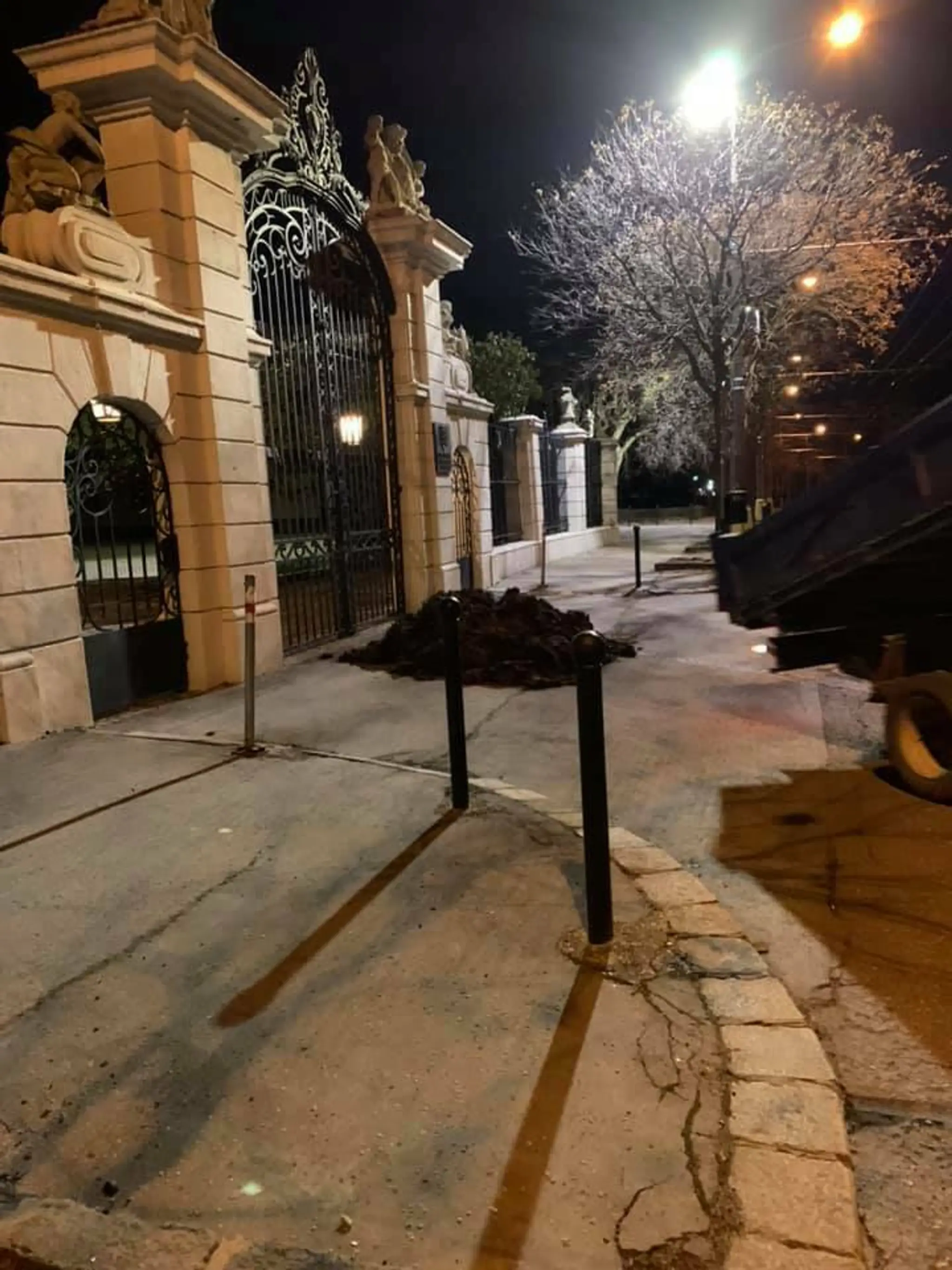 Vysypaný hnoj pred úradom vlády.