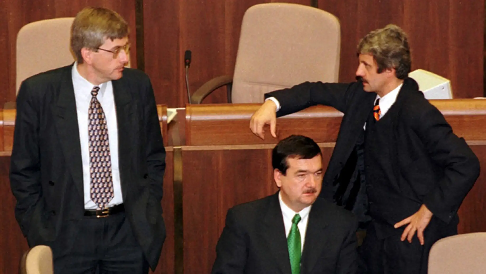 Minister Gabriel Palacka, premiér Mikuláš Dzurinda, pred nimi minister Ľudovít Černák. (2.decembra 1998)