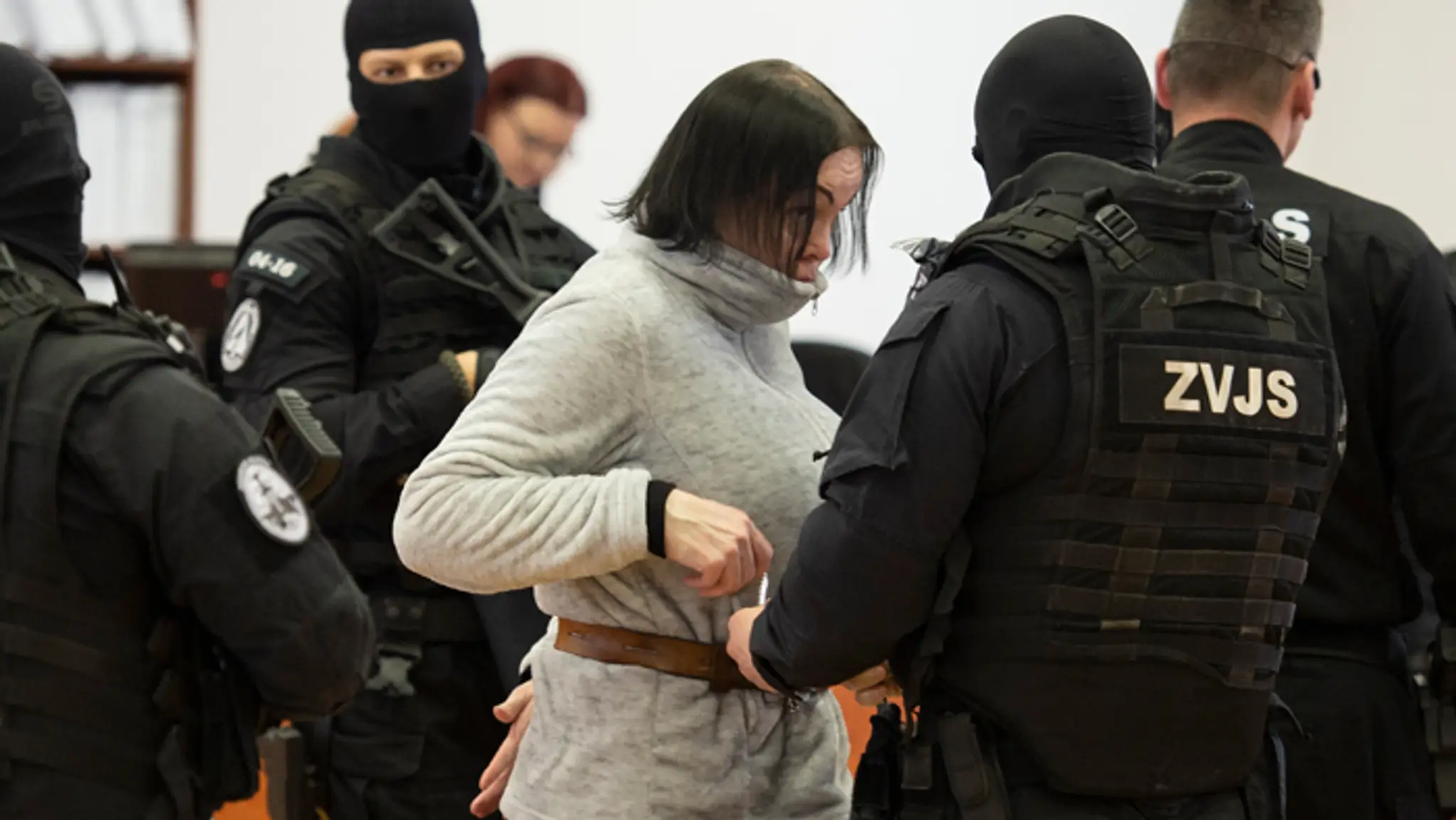 Alena Zsuzsová, chrbtom k nej sedí Marian Kočner.