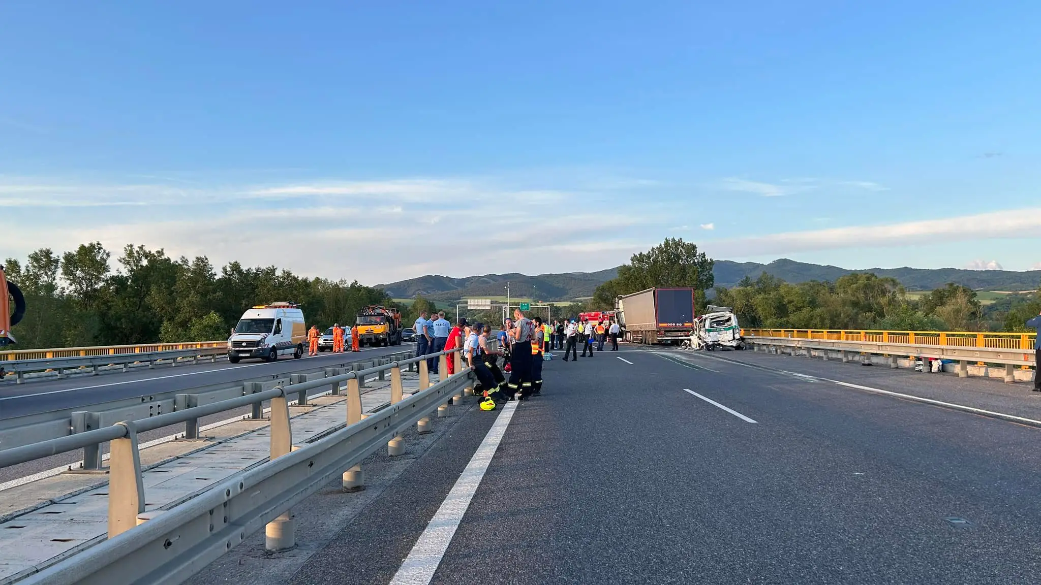 Nehoda na diaľnici D1 pri Hornej Strede si vyžiadala dve obete