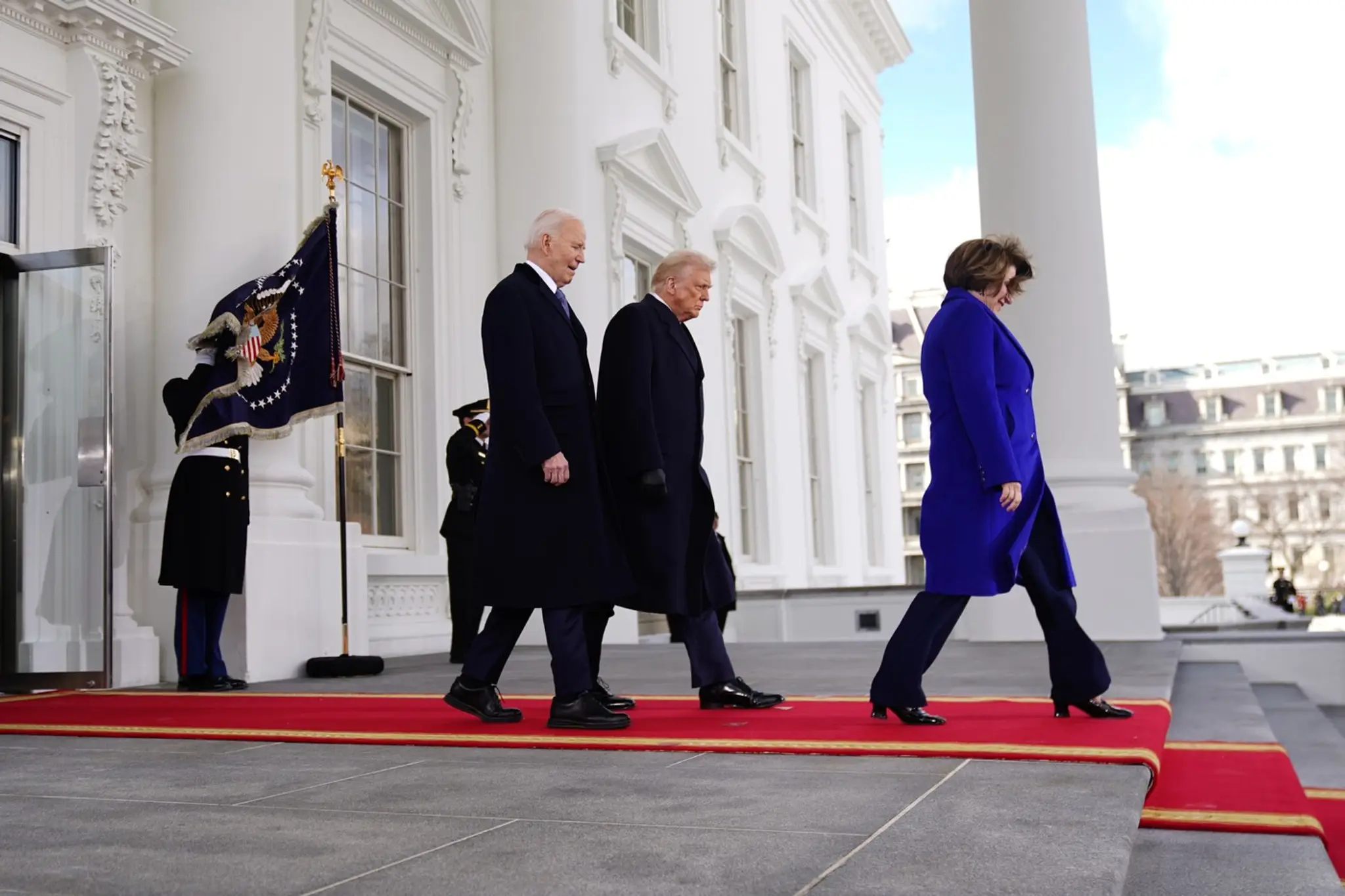 Prezident Spojených štátov Joe Biden (vľavo) a novozvolený prezident Donald Trump (vpravo) nasledujú americkú senátorku Amy Klobucharovú (vpravo) pri odchode z Bieleho domu.