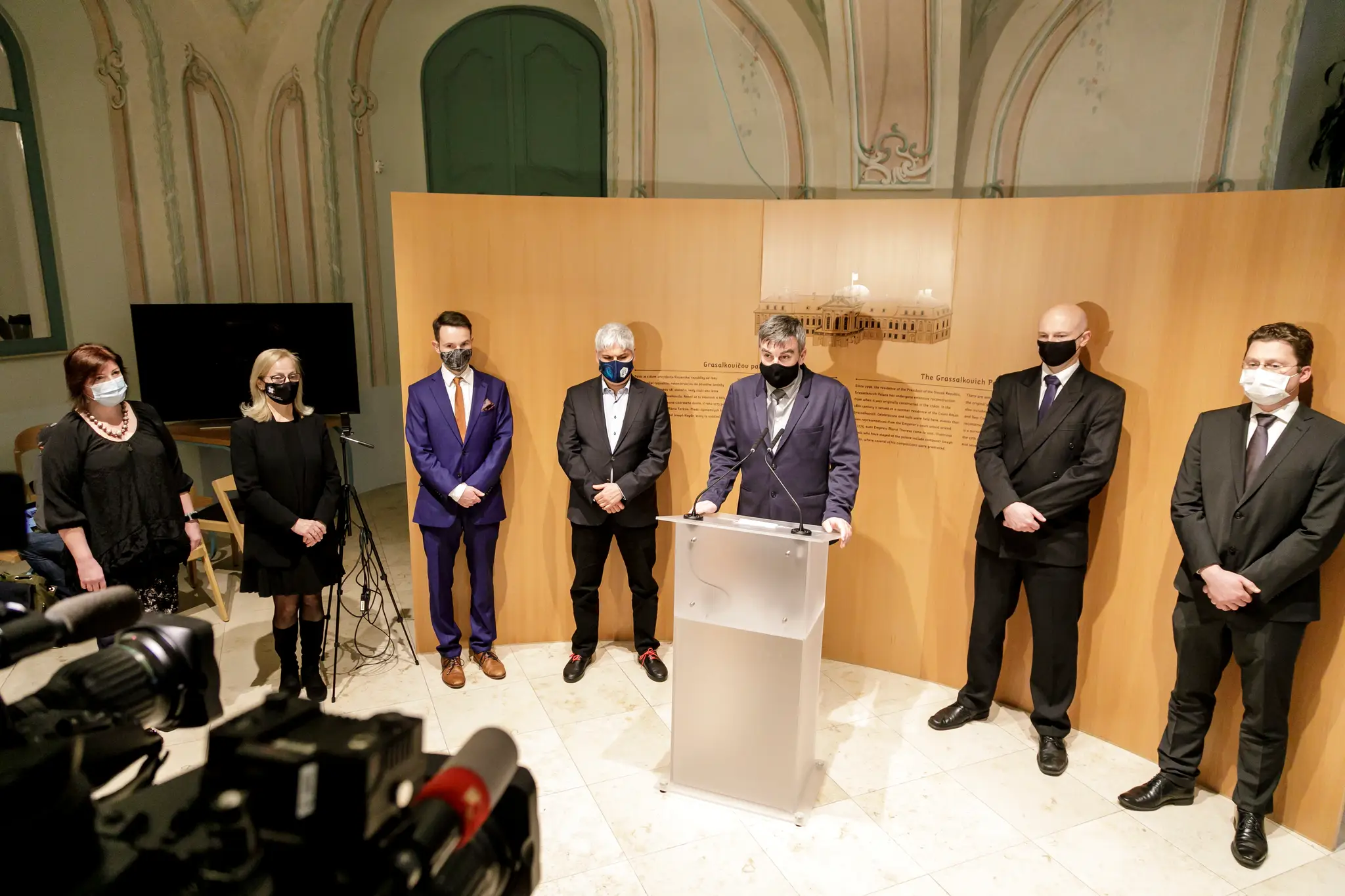 Na snímke slovenskí vedci, zľava epidemiologička Alexandra Bražinová, riaditeľka Biomedicínskeho centra Slovenskej akadémie vied Silvia Pastoreková, infektológ Peter Sabaka, biochemik Pavol Čekan, matematik Richard Kollár, virológ Boris Klempa a predseda