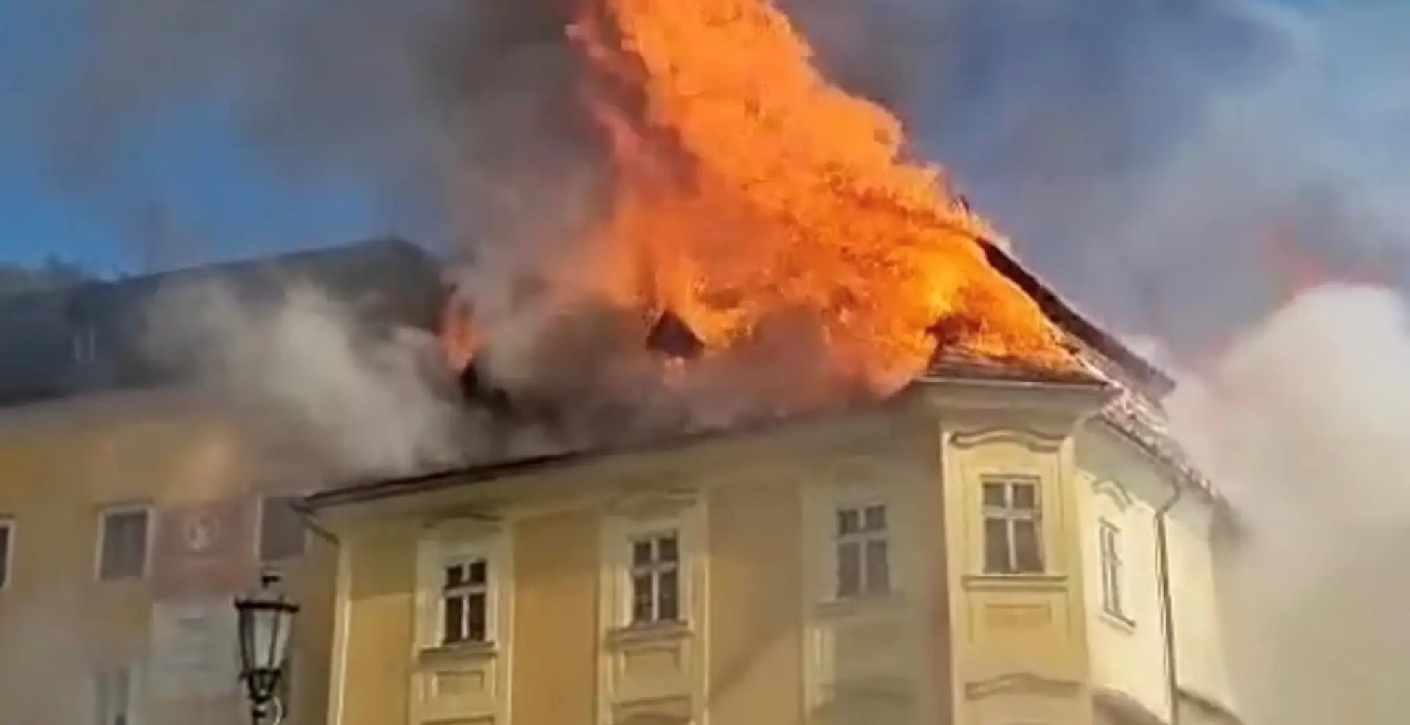 Požiar sa šíri.