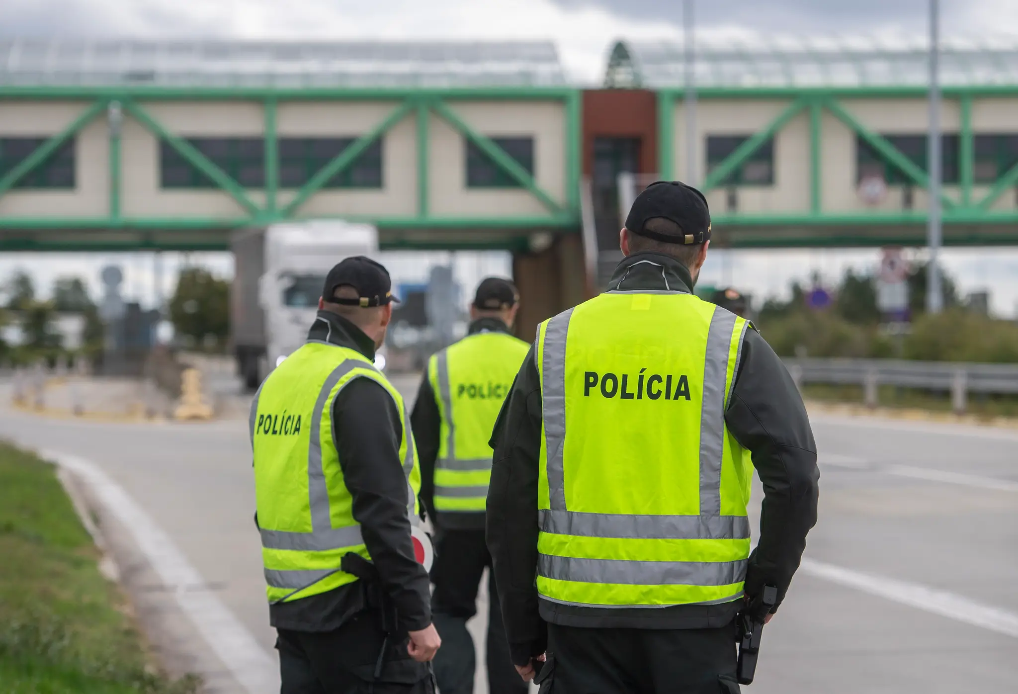 Policajná kontrola na diaľničnom hraničnom priechode Bratislava – Čunovo a Rajka medzi Slovenskom a Maďarskom.