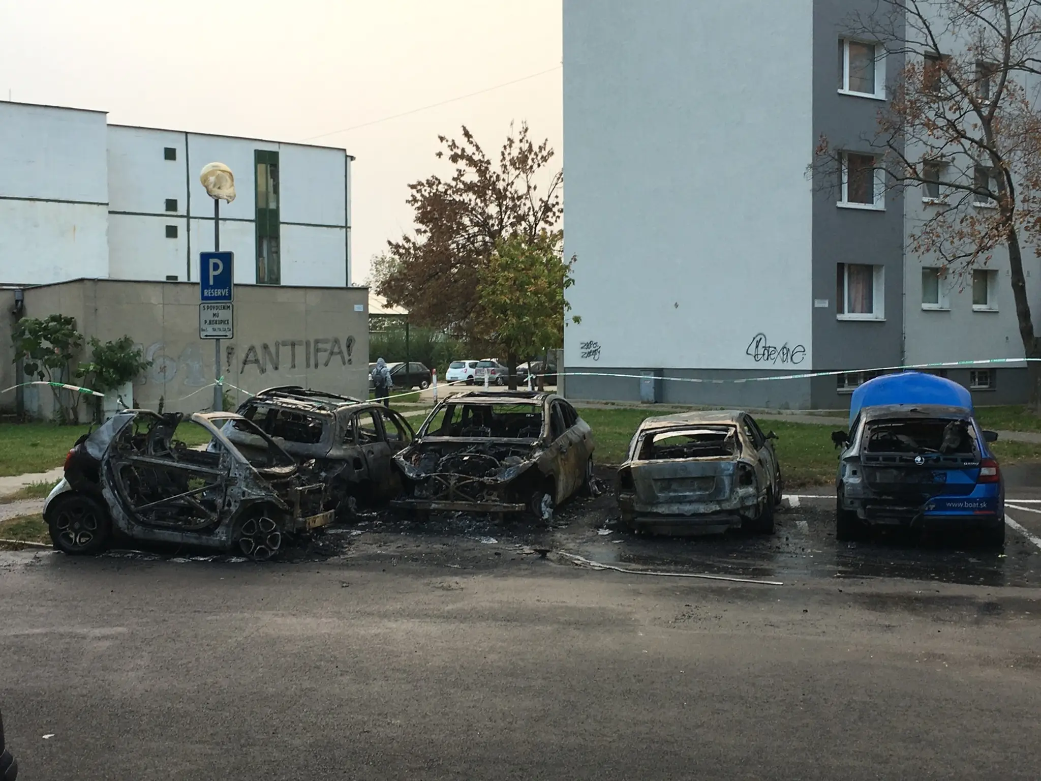 V Podunajských Biskupiciach zhorelo päť áut.