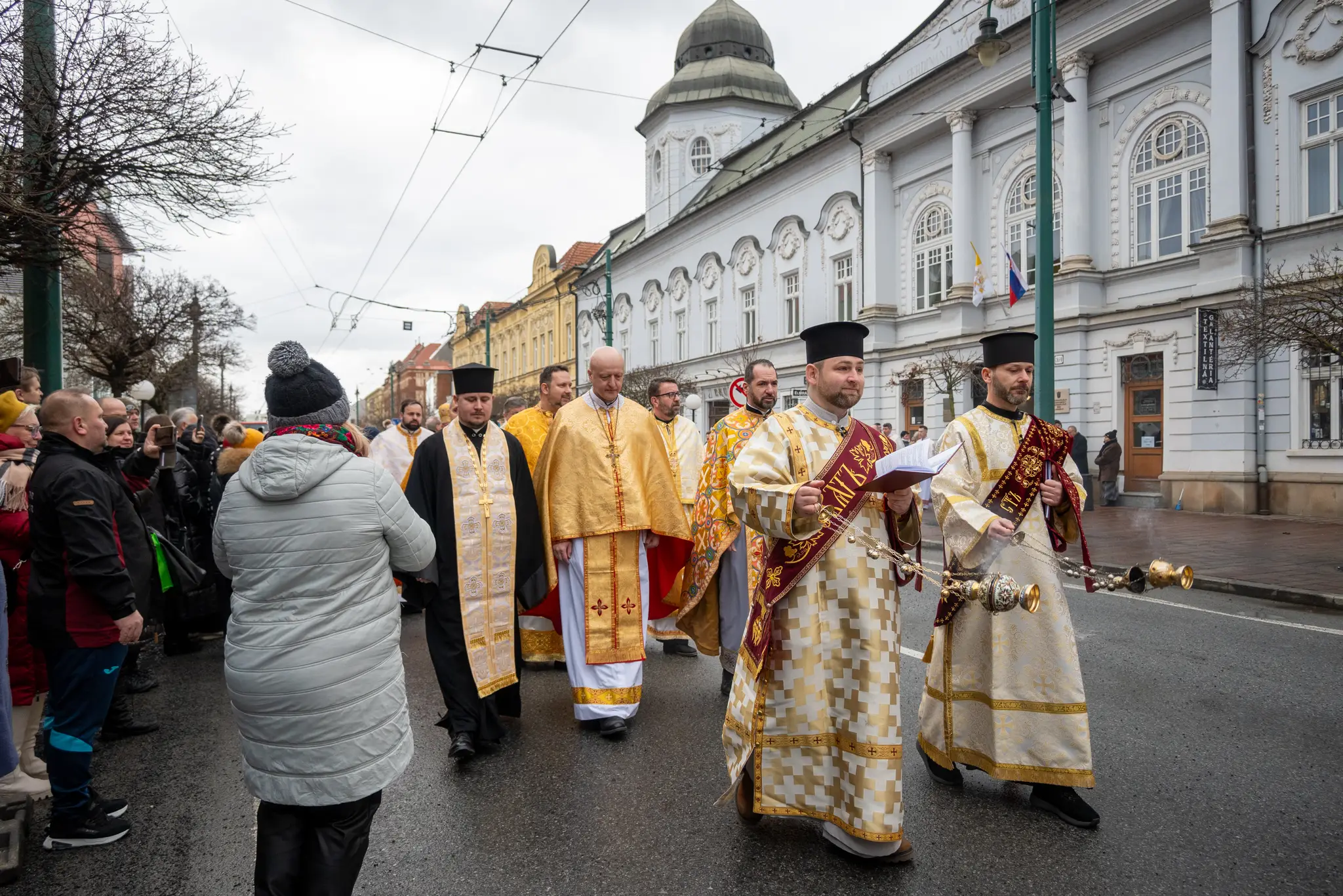 Sprievod biskupov a kňazov