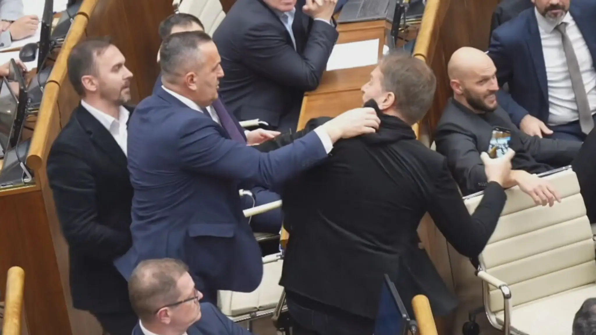 Roztržka v parlamente