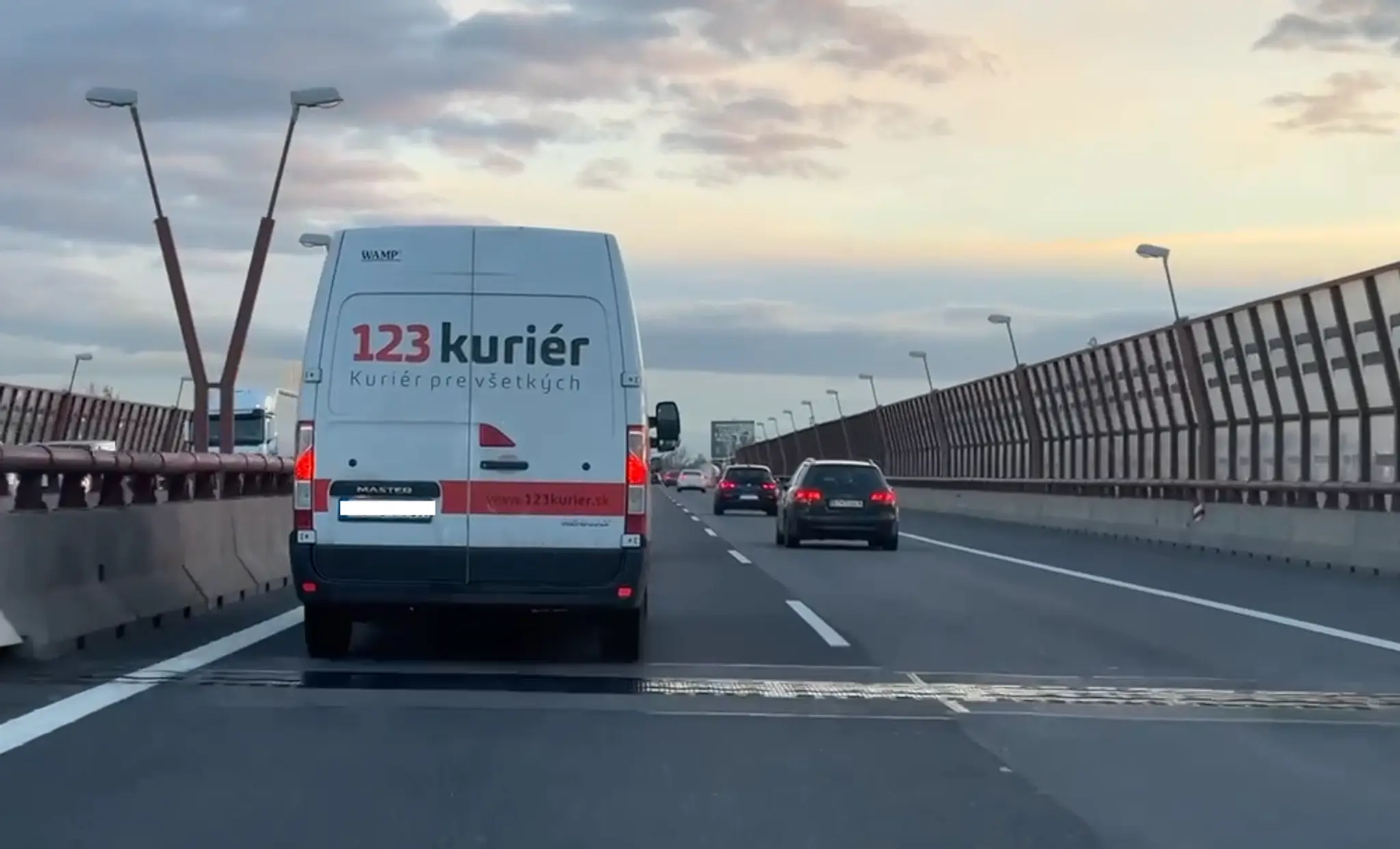 Kuriér spoločnosti 123Kurier