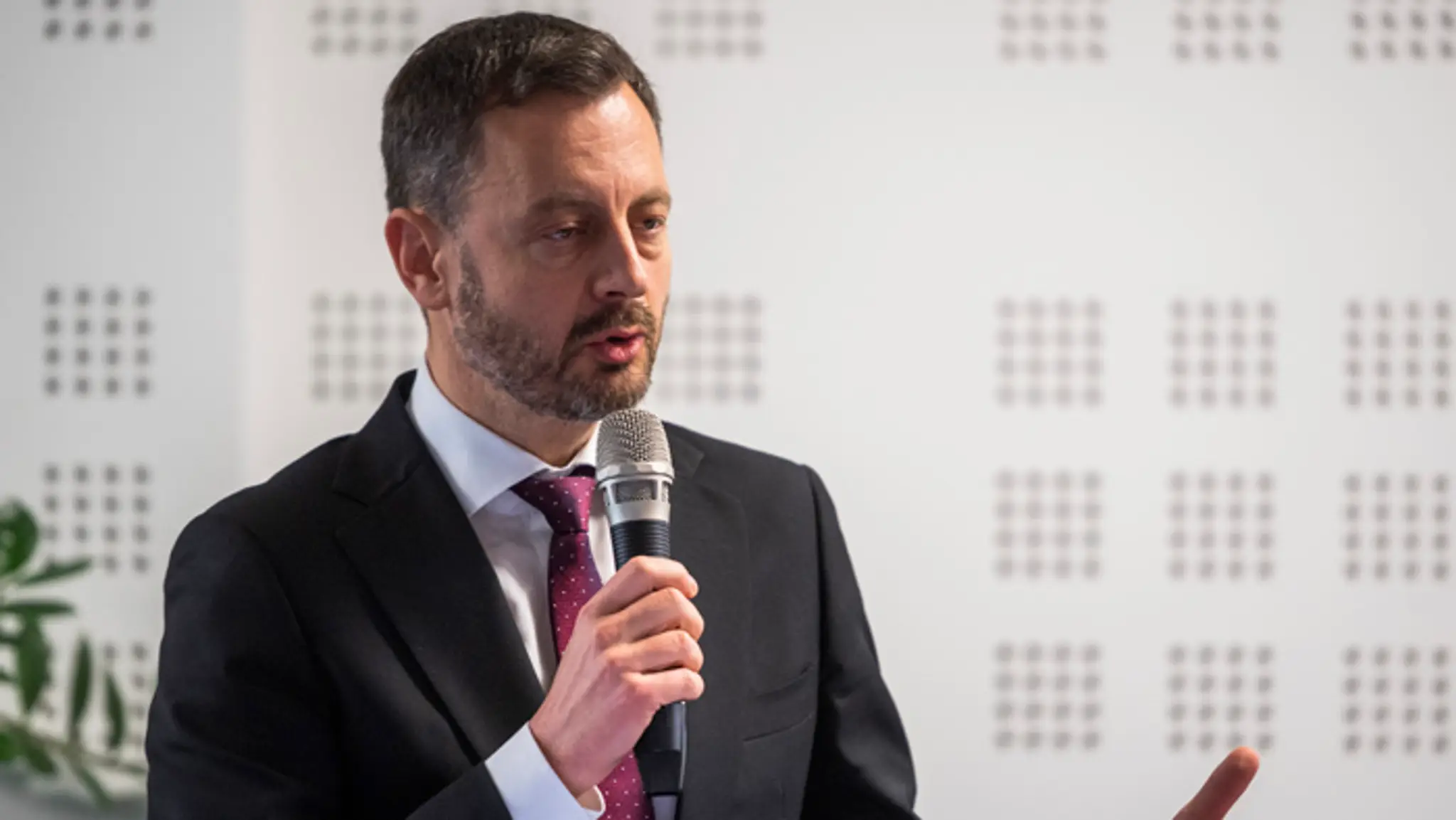 Predseda vlády Eduard Heger.