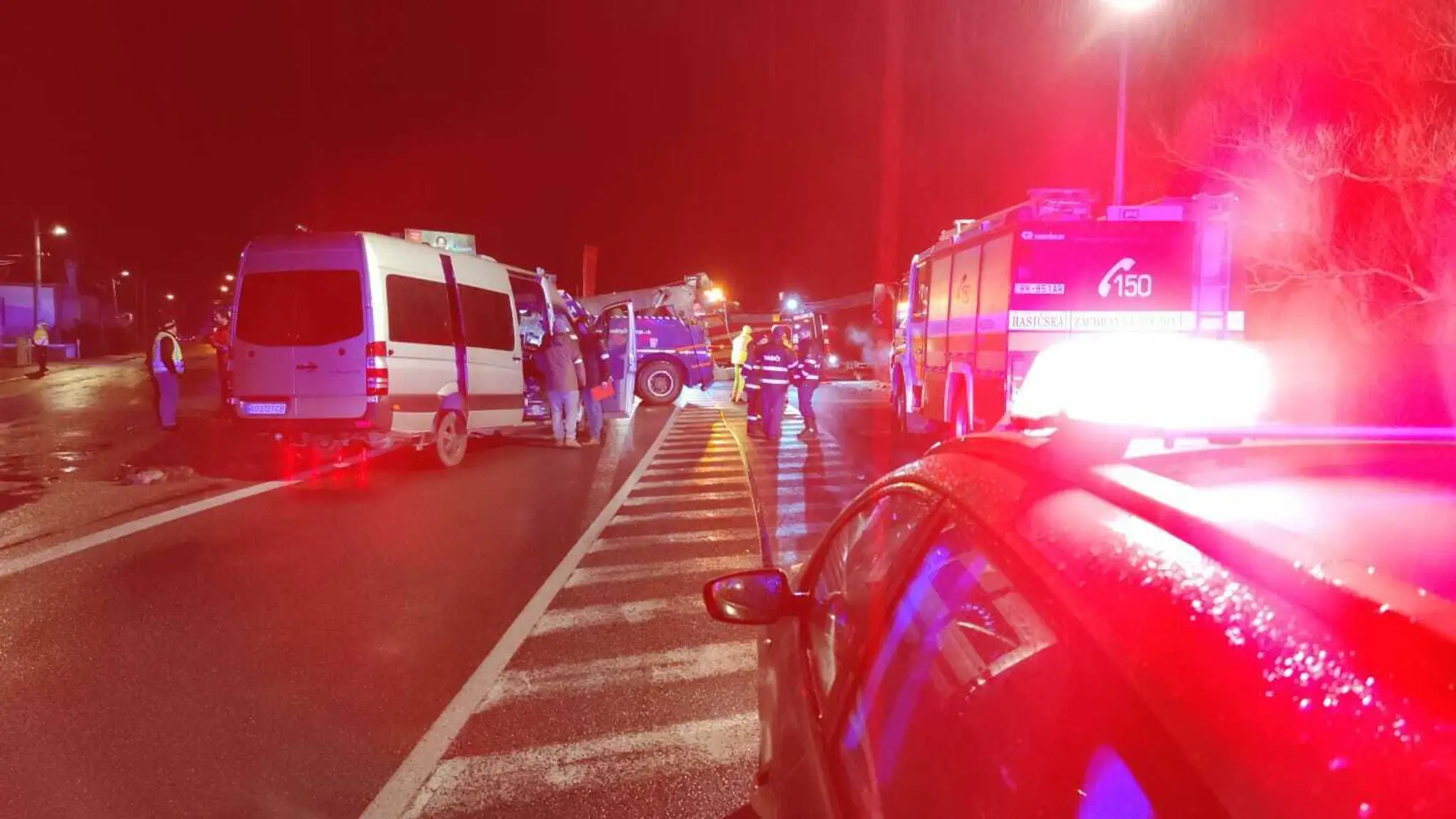 Zrážka ukrajinskej dodávky s ukrajinským autobusom v Ružomberku.