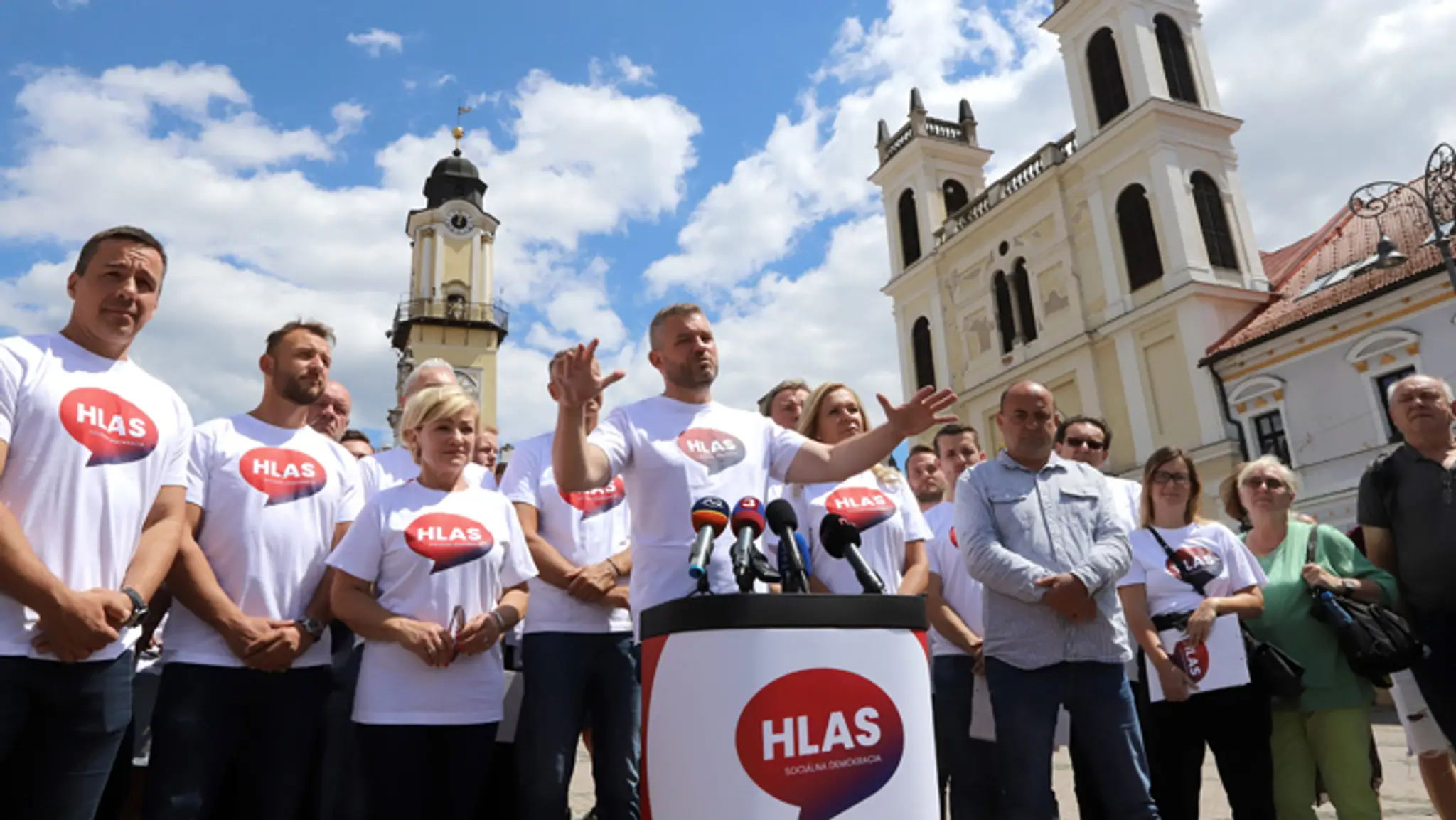 Peter Pellegrini a poslanci pri začiatku zbierania podpisov.
