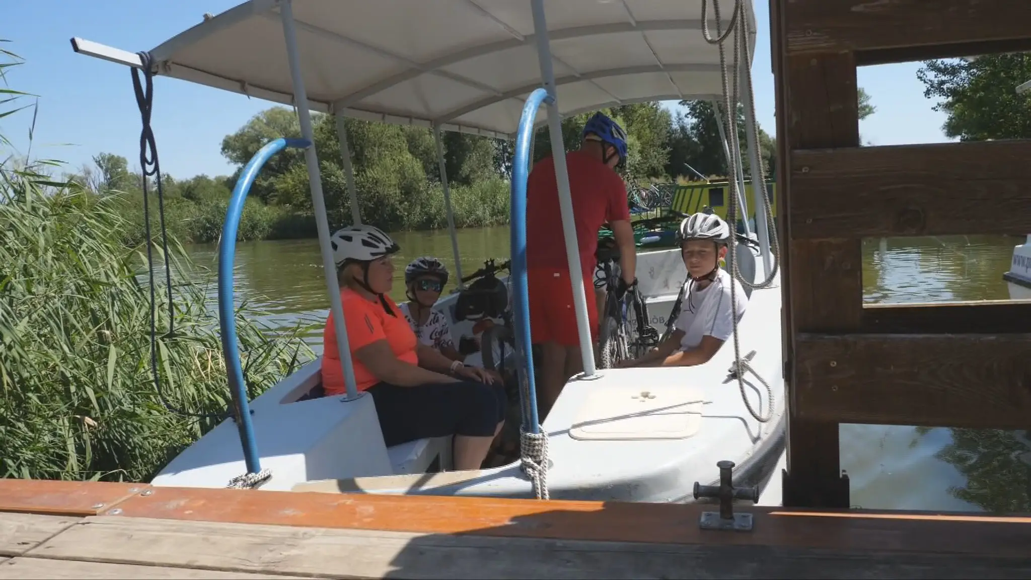 Loď pre cyklistov na Baťovom kanáli