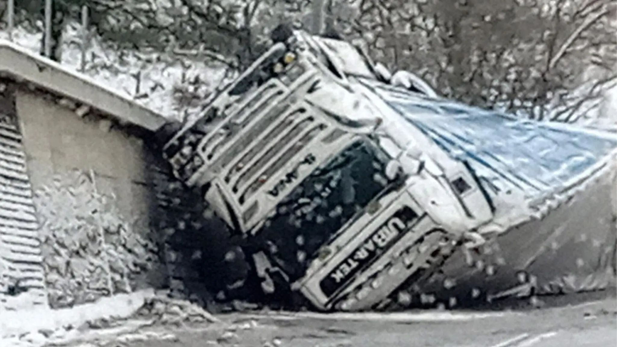 Nehoda pri vjazde do Kremnice od Kremnických Baní o 8.10 h.