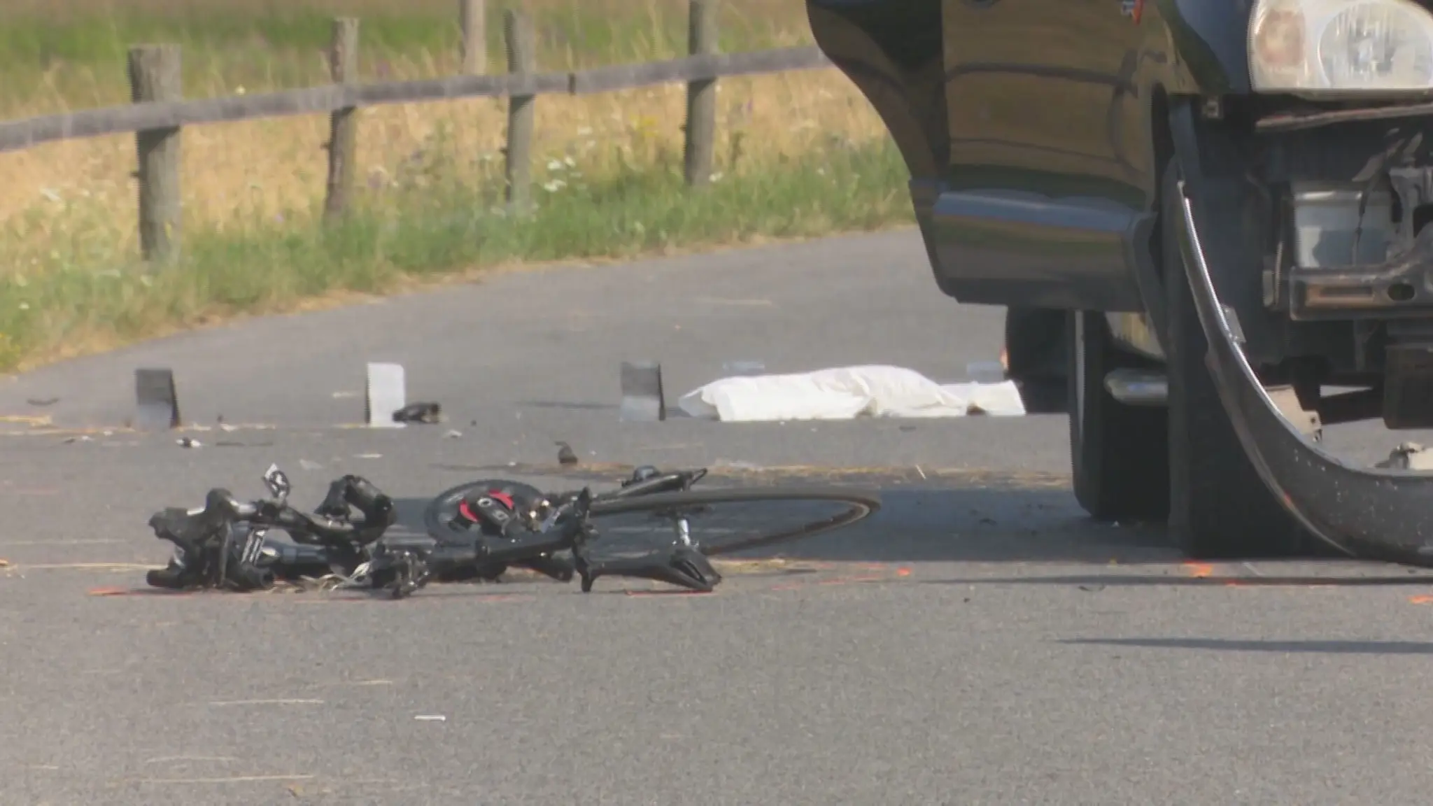 havarované auto, zničený bicykel