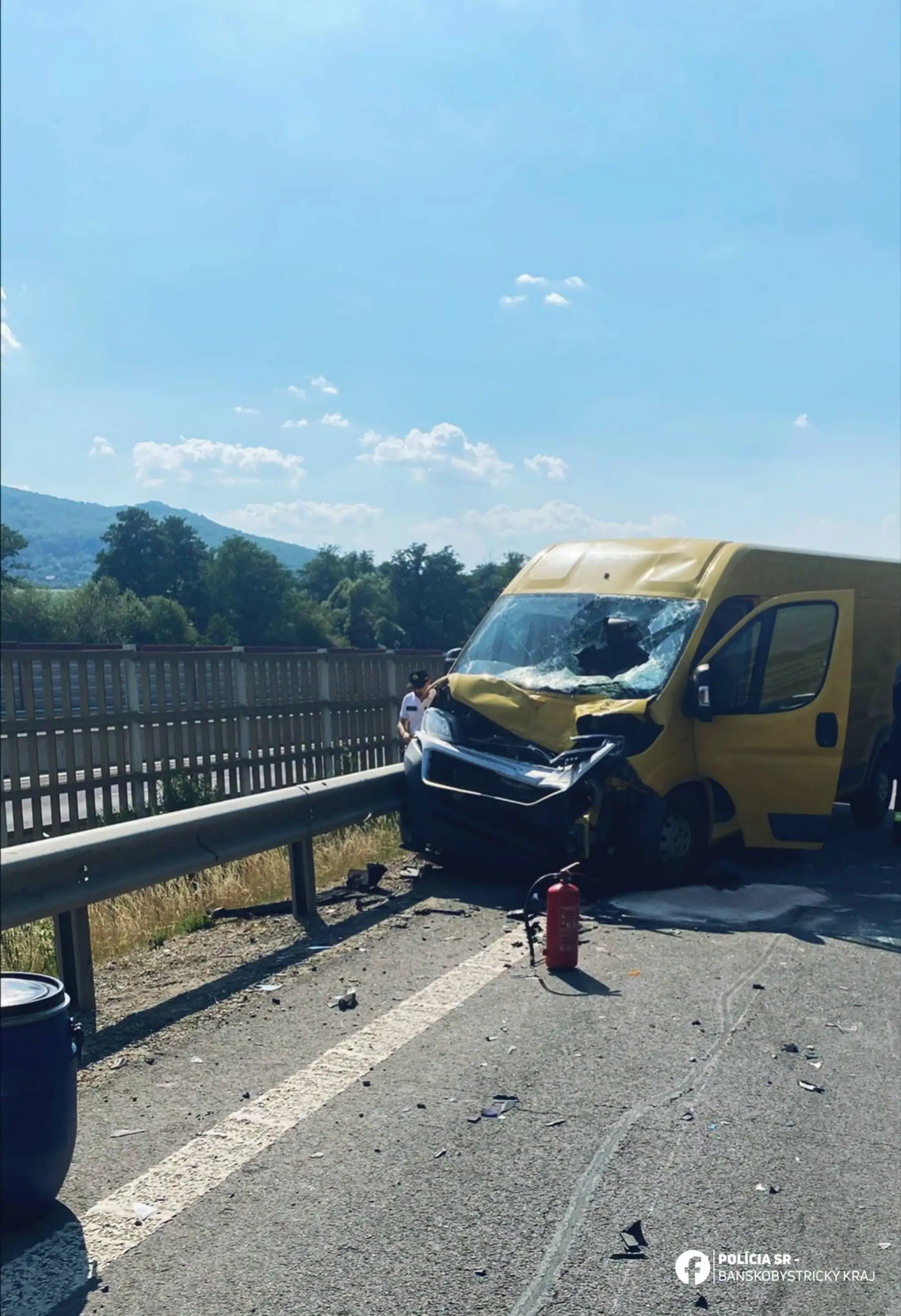 Zdemolovaná dodávka po zrážke