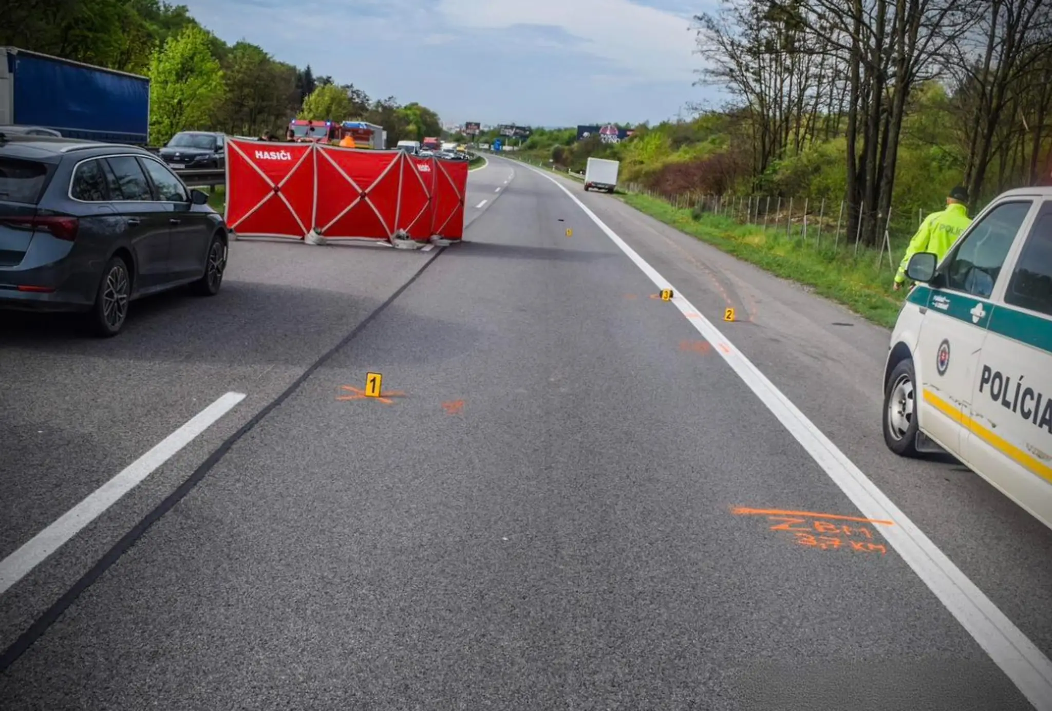 Hazard so životom pri prebiehaní cez cestu. Žena na mieste zomrela, dieťa skončilo v nemocnici