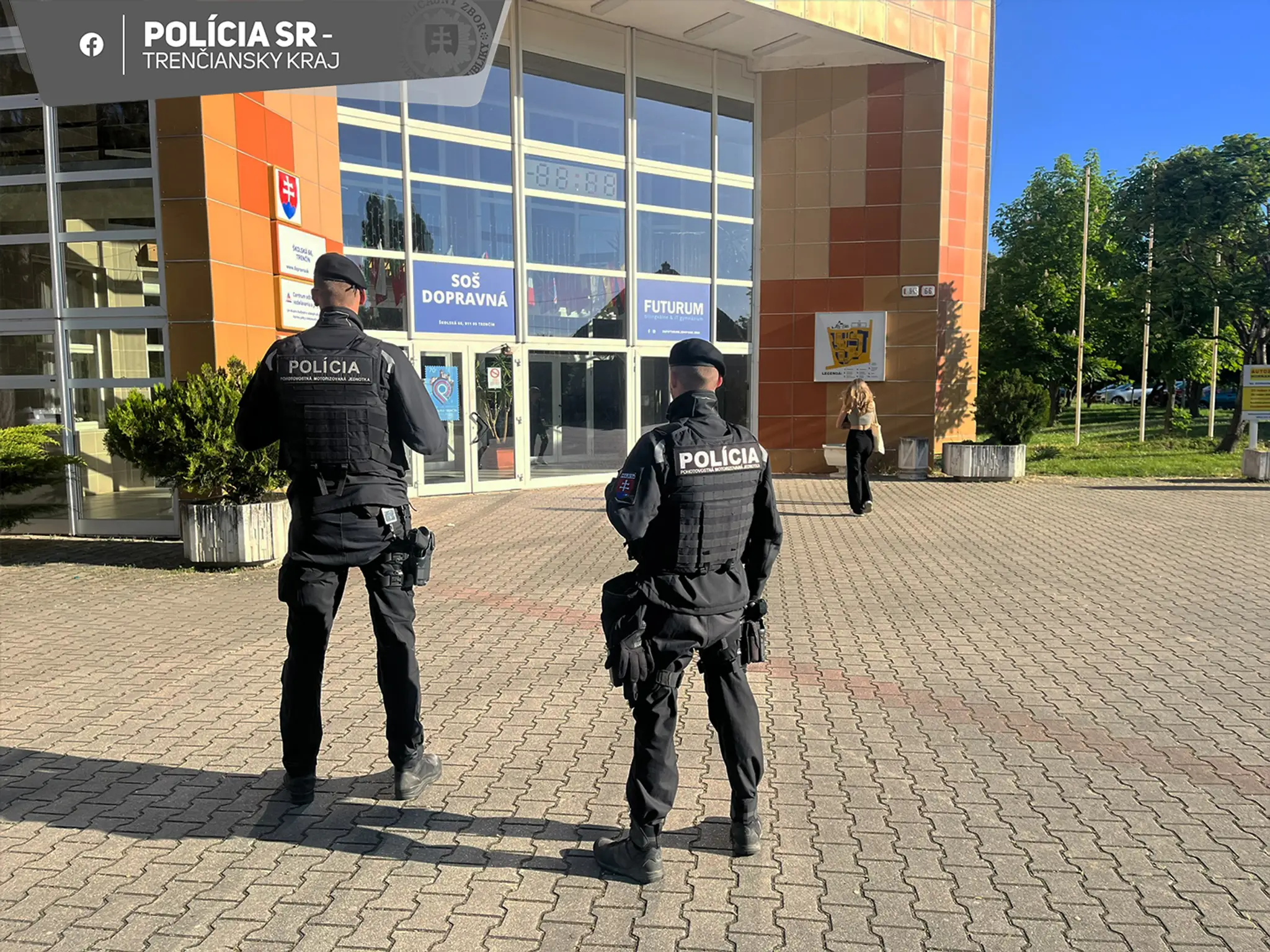 Školy strážia po výhražných e-mailoch policajti.