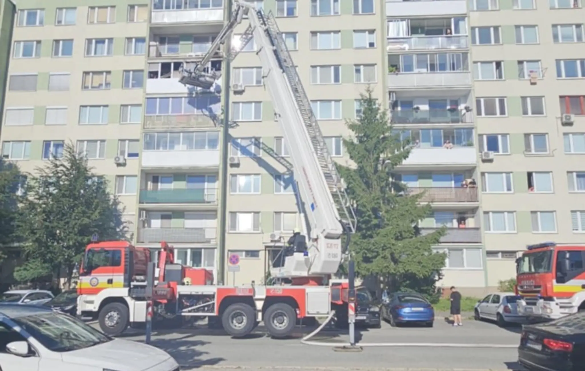 Na snímke hasiči zasahujú pri požiari bytovky v Košiciach.