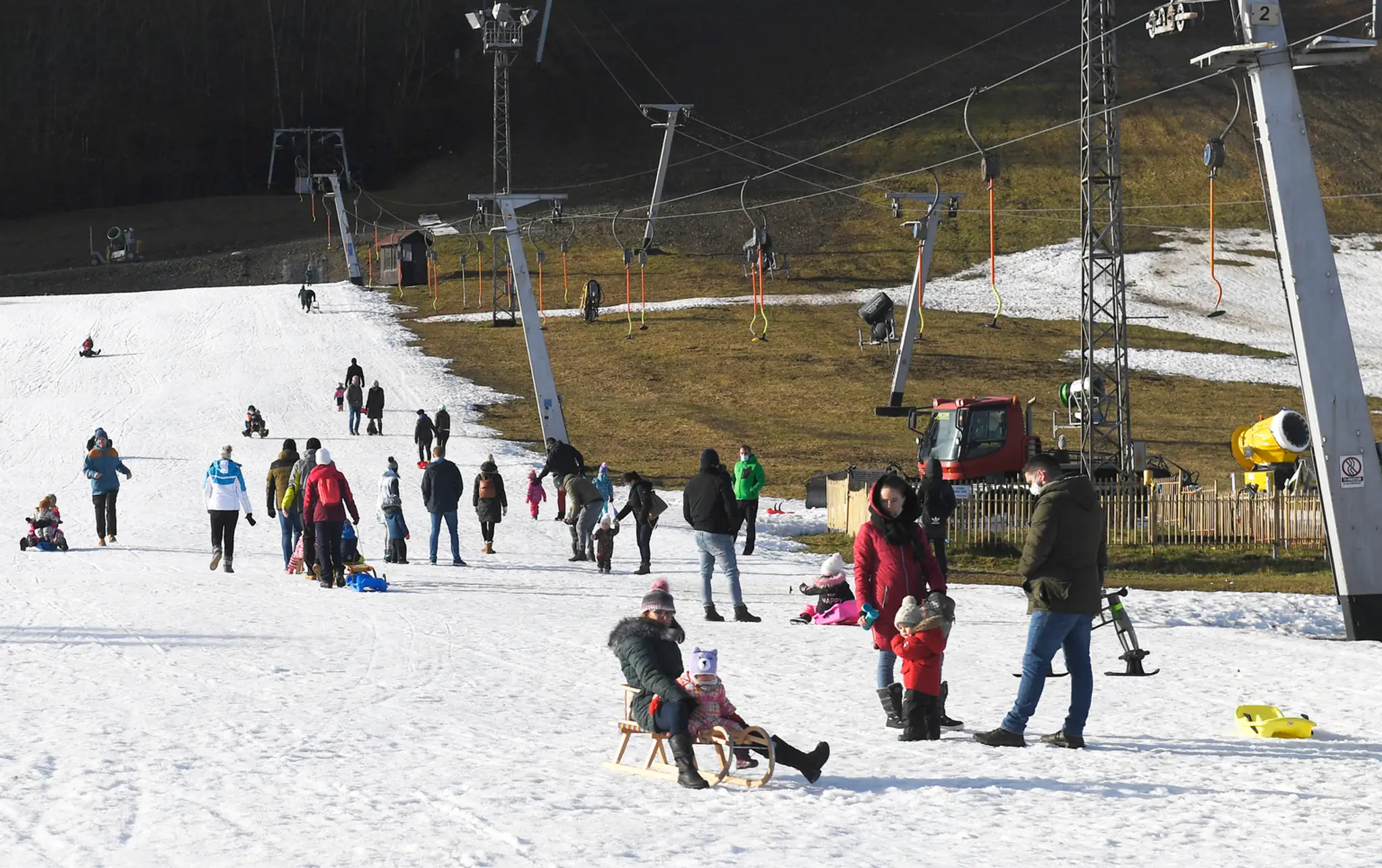 Turisti na Štrbskom plese. (2.1.2021)