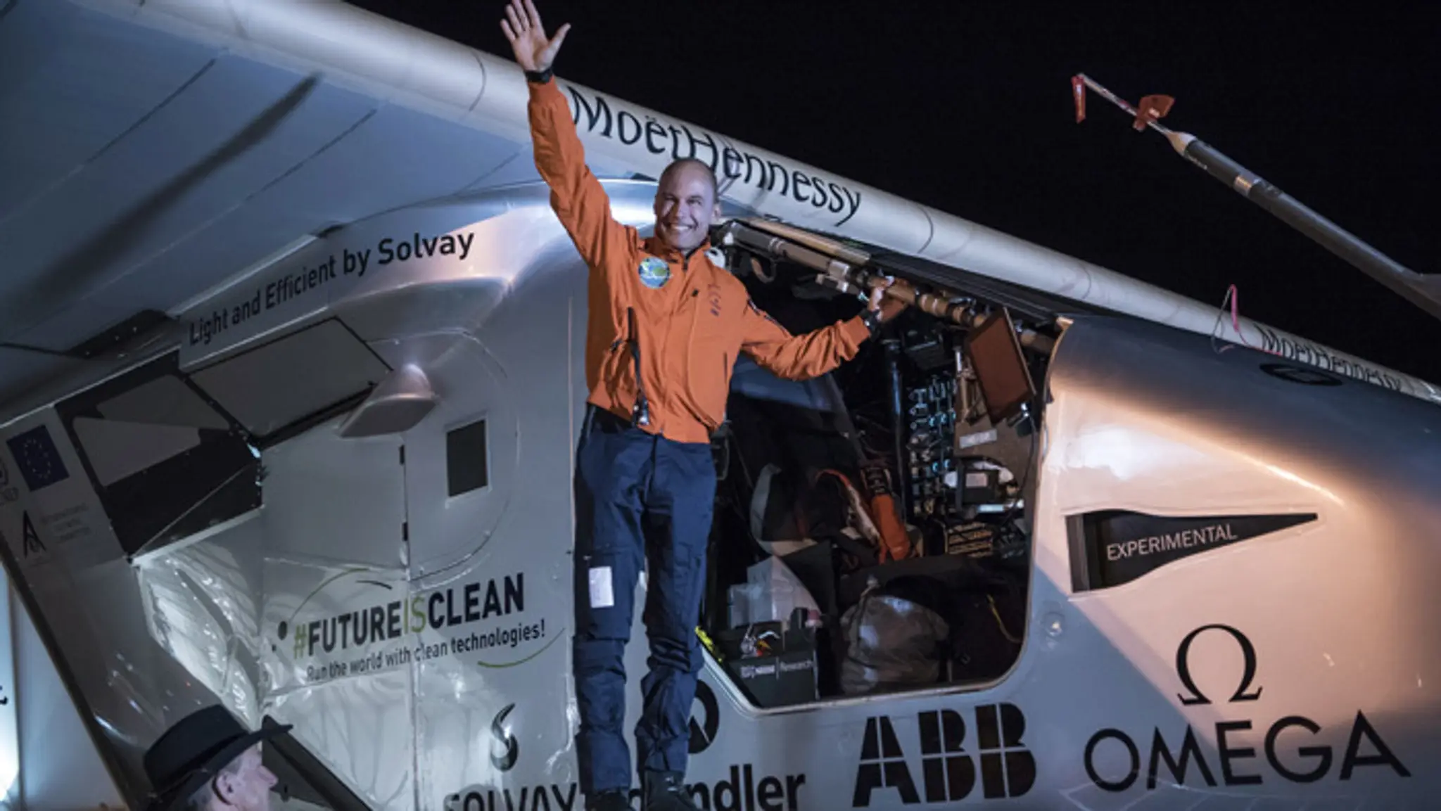 Na snímke Bertrand Piccard máva divákom pred vzlietnutím experimentálneho lietadla Solar Impulse 2.