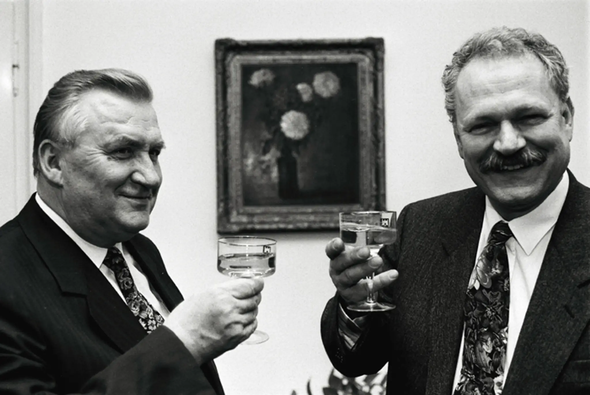 Na snímke z 15. februára 1993 prípitok predsedu NR SR Ivana Gašparoviča a prezidenta Michala Kováča.