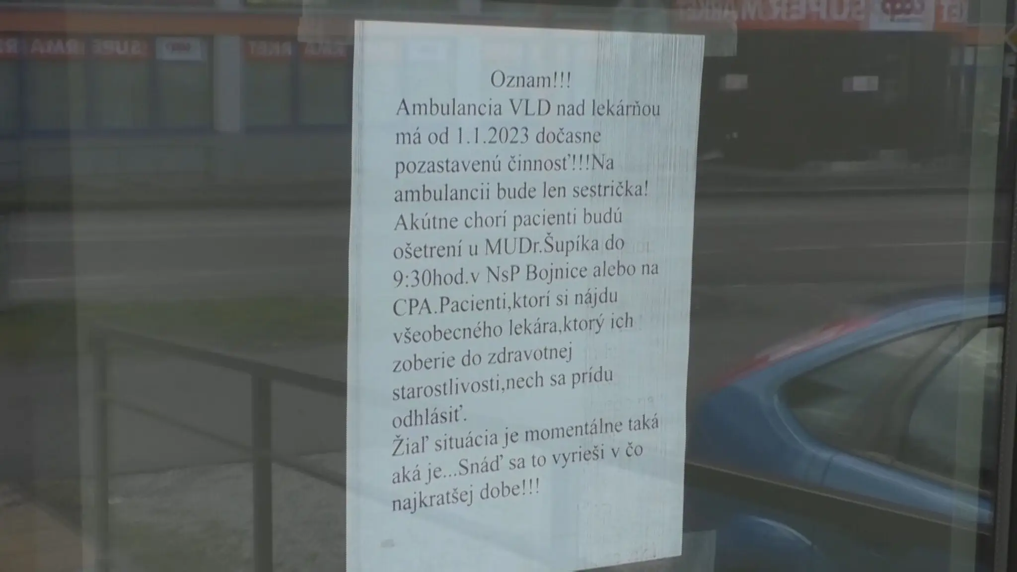 Oznam na dverách ambulancie.