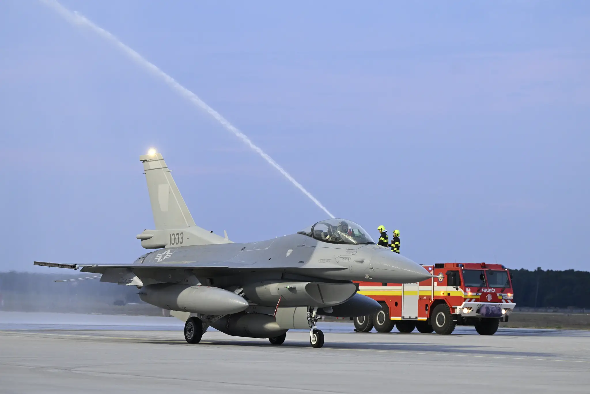 Jedna z dvoch stíhačiek F-16, ktorá pristála v priestoroch Leteckej základne Malacky-Kuchyňa.